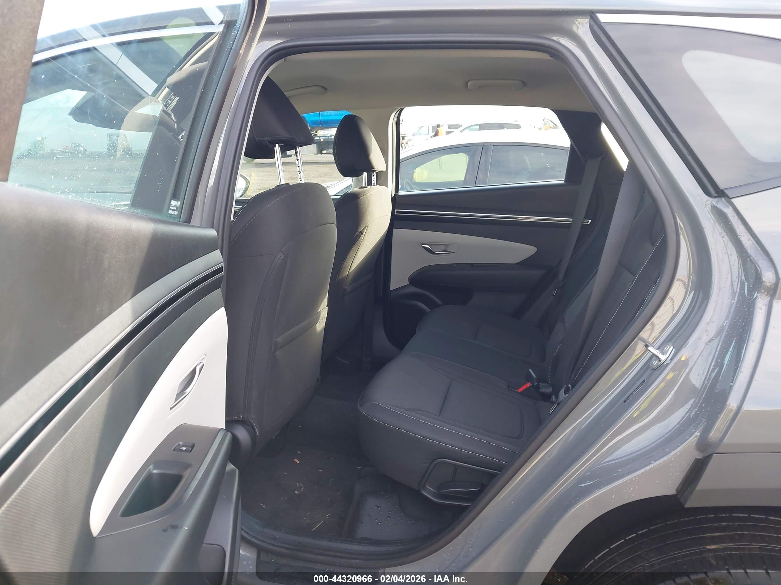 HYUNDAI TUCSON image 8