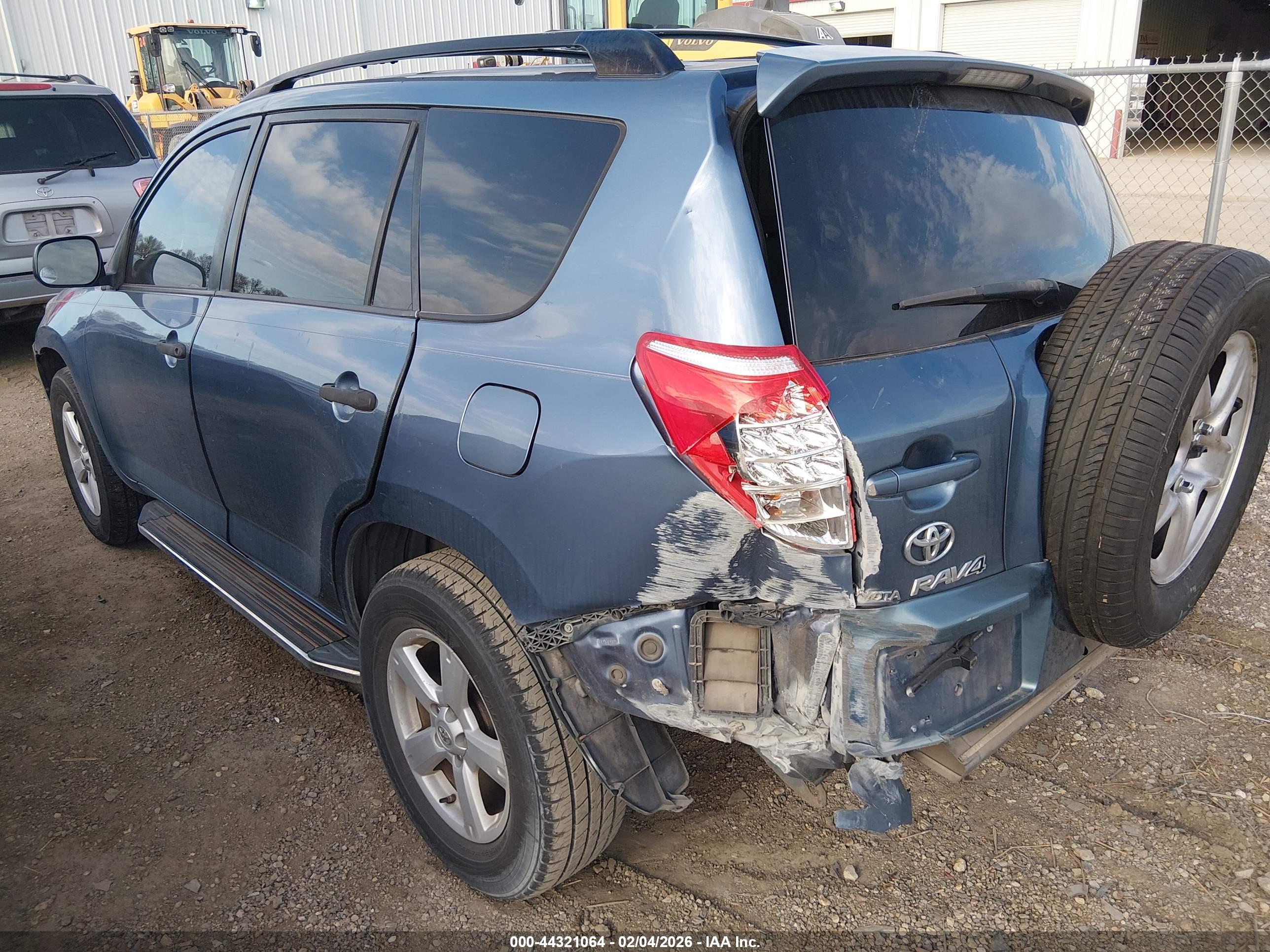 TOYOTA RAV4 image 3