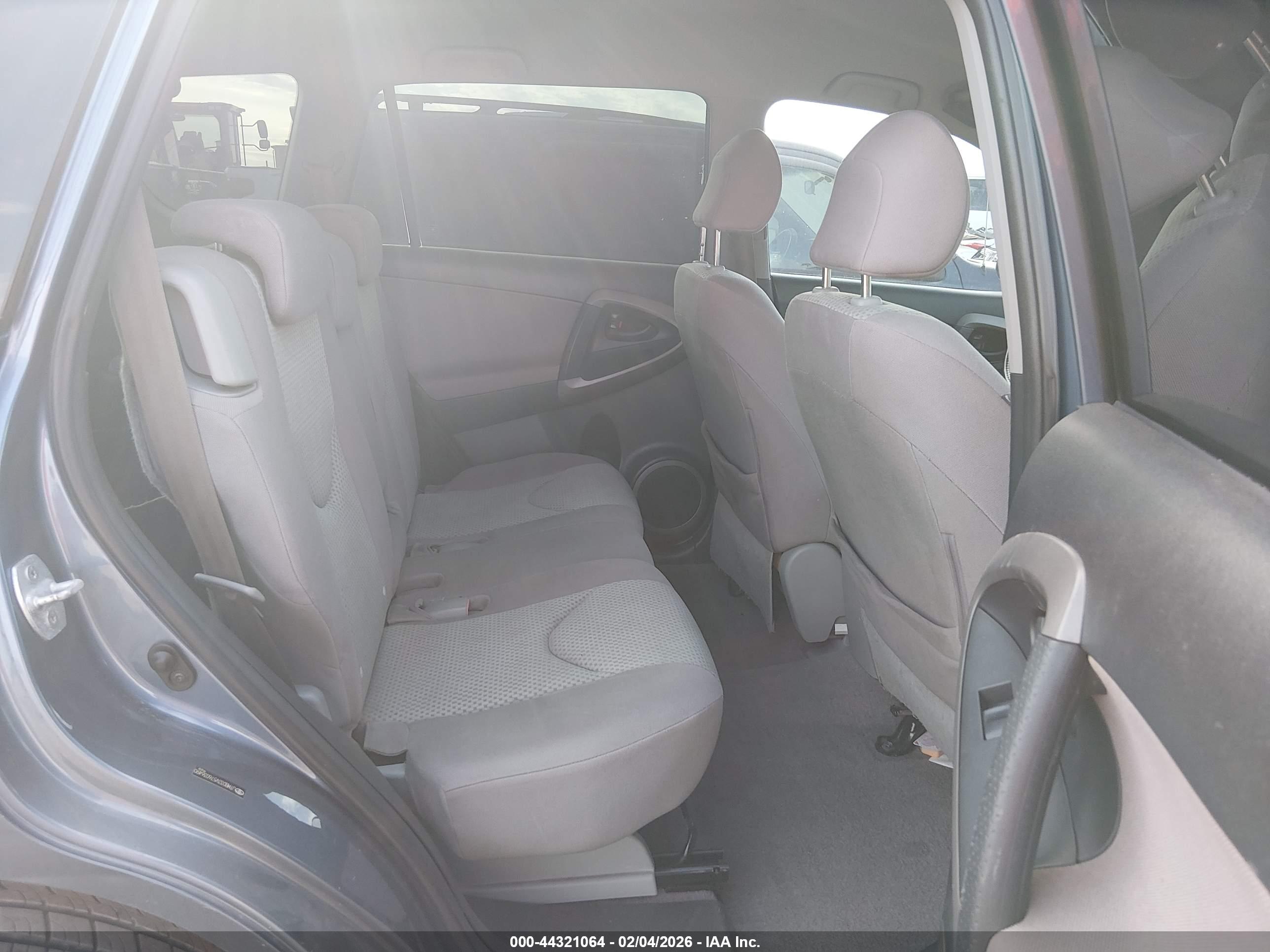 TOYOTA RAV4 image 8