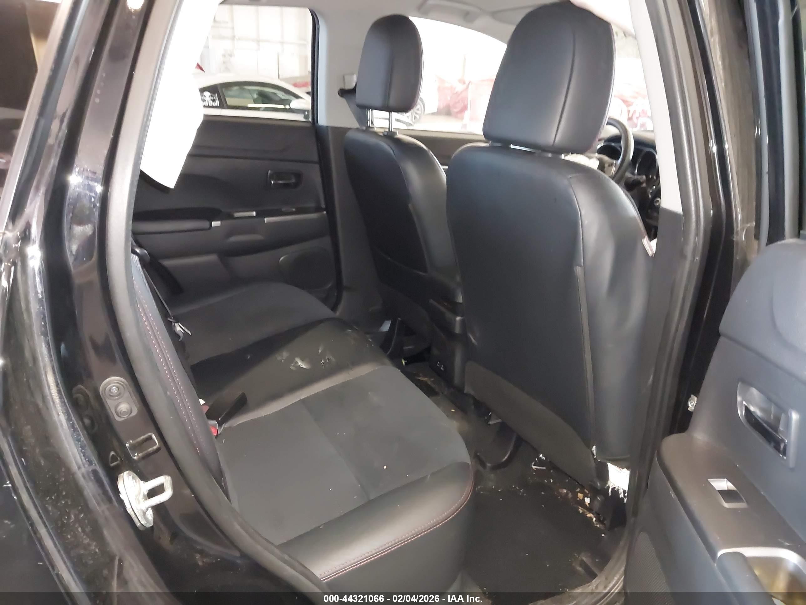 MITSUBISHI OUTLANDER image 8