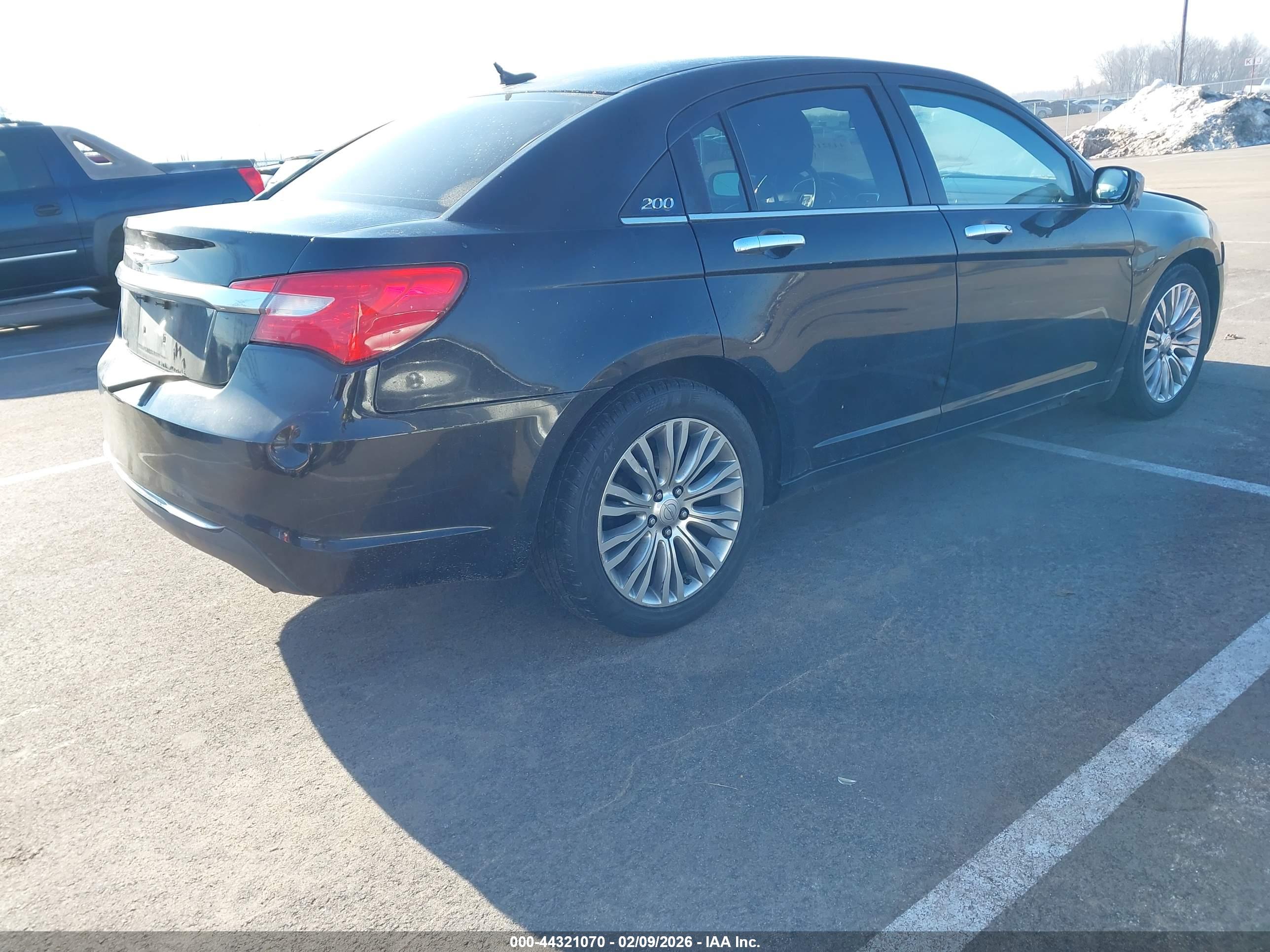 CHRYSLER 200 image 4