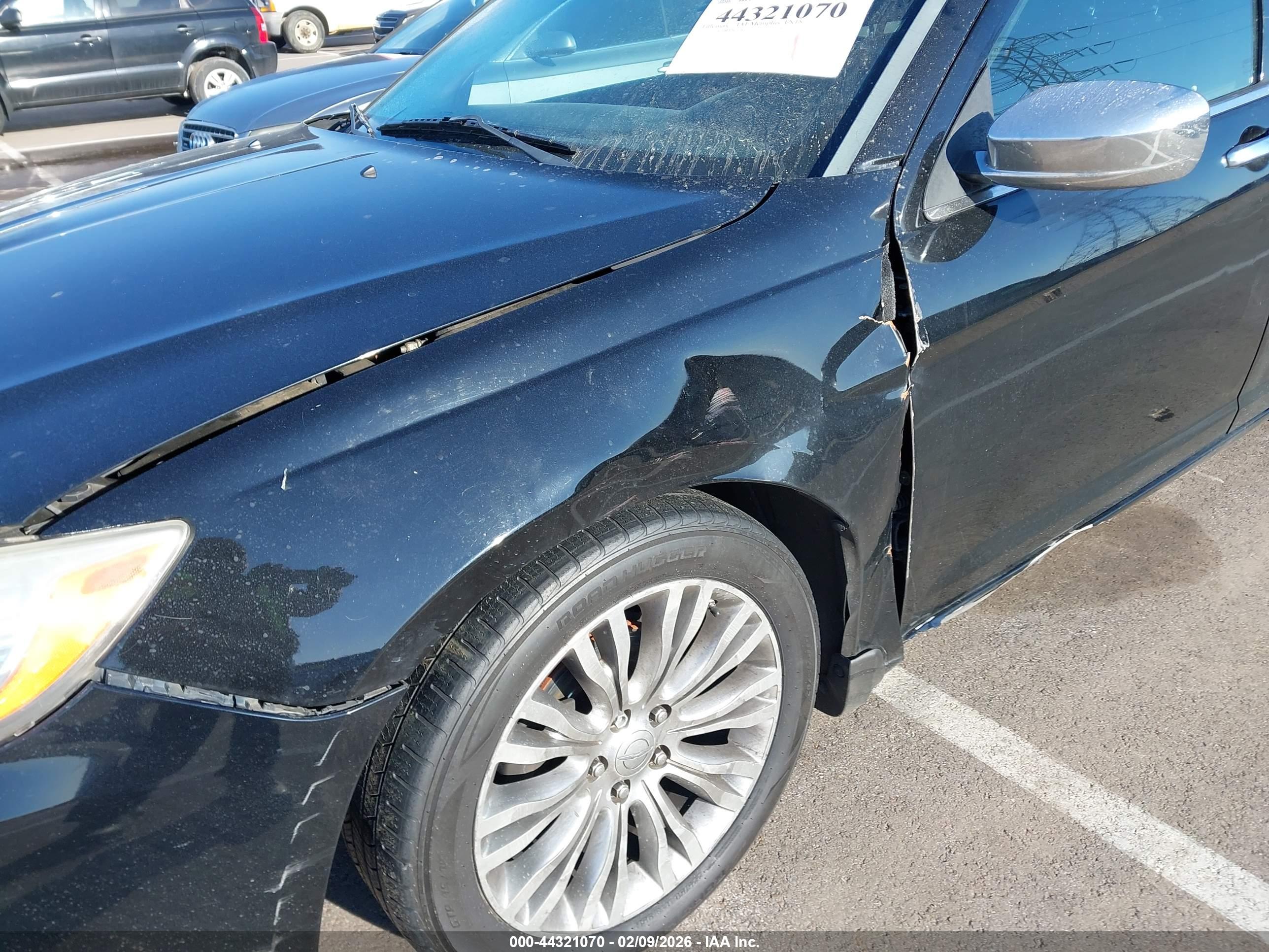 CHRYSLER 200 image 6