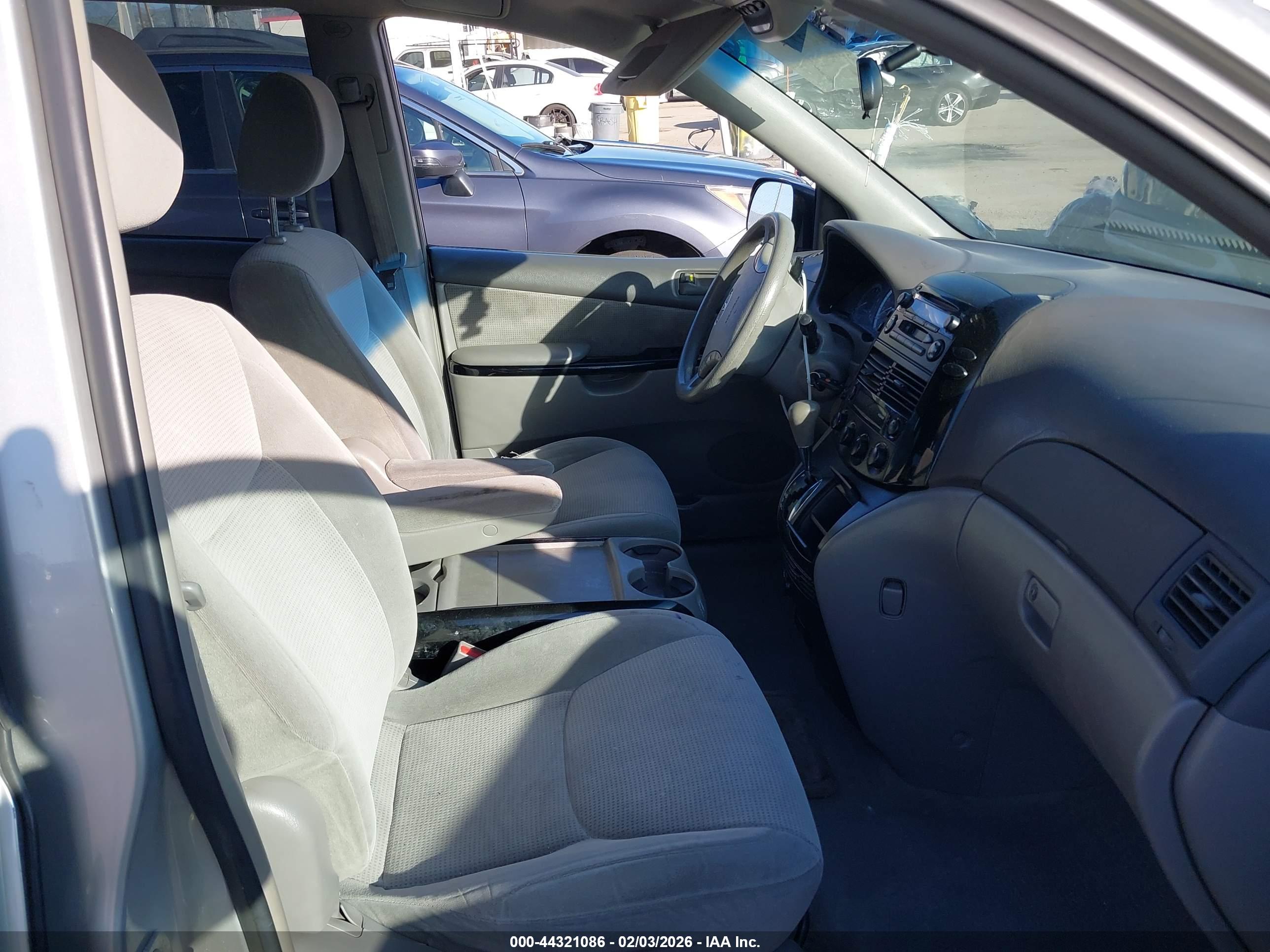 TOYOTA SIENNA image 5