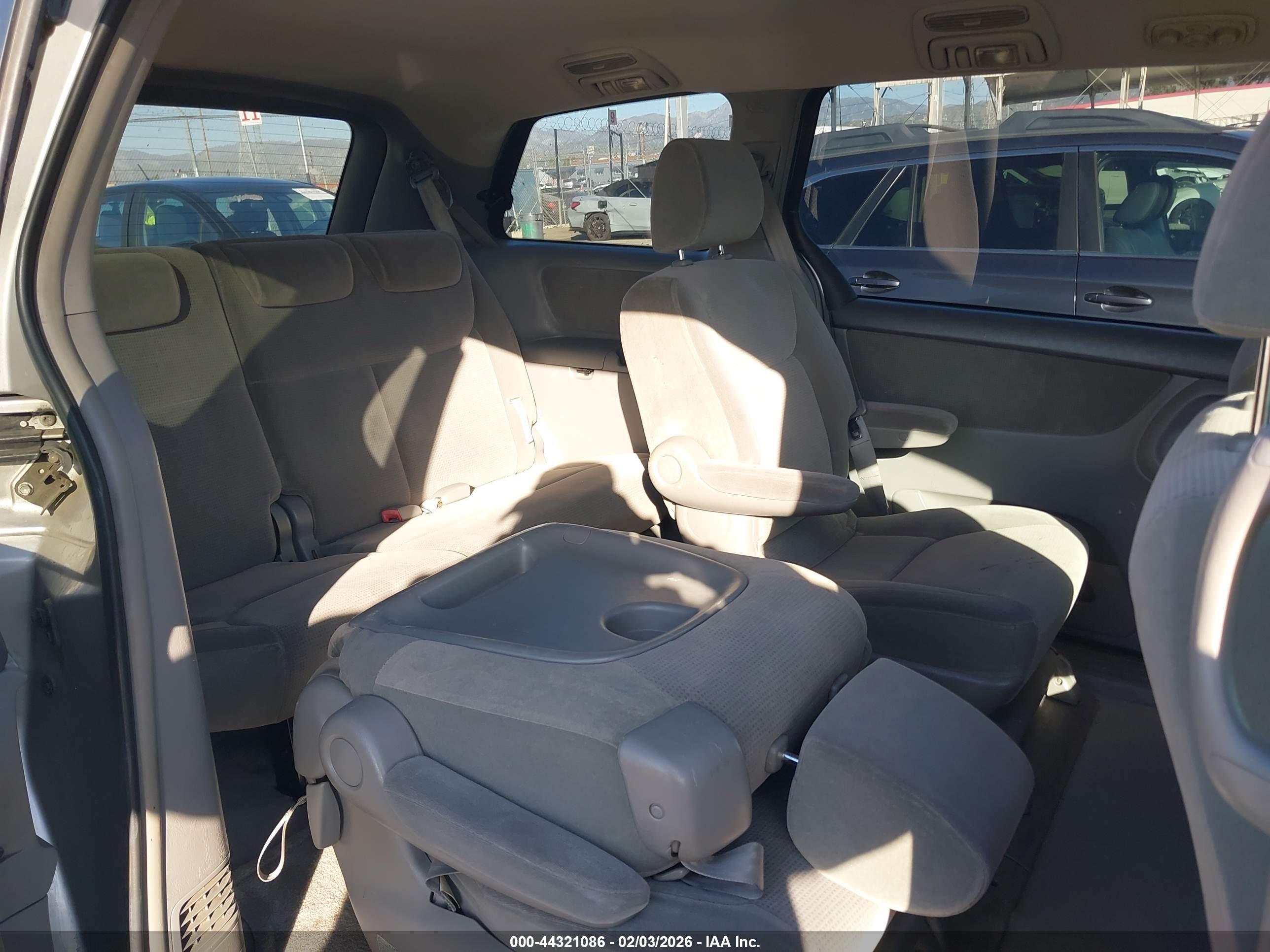 TOYOTA SIENNA image 8