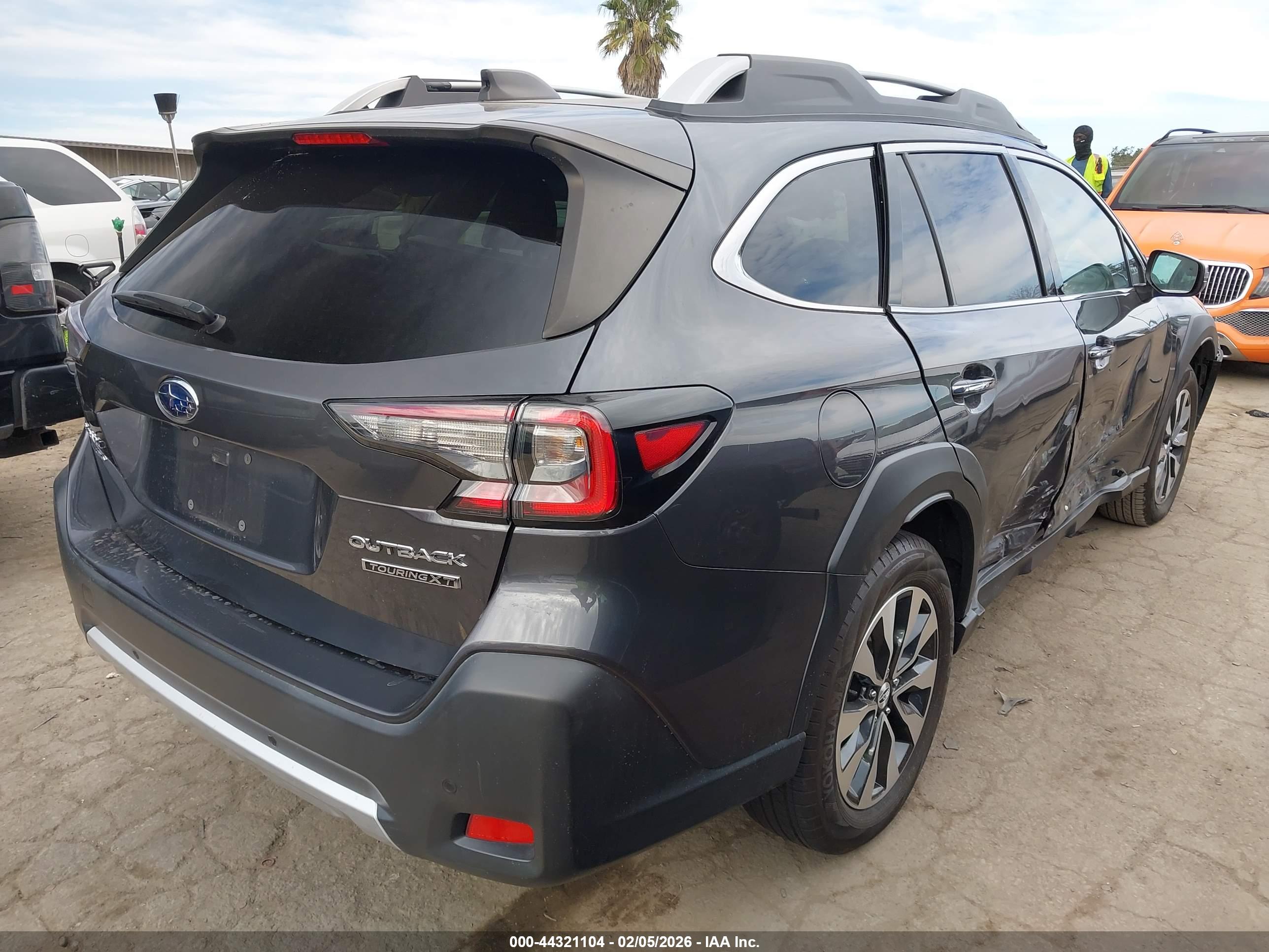 SUBARU OUTBACK image 4