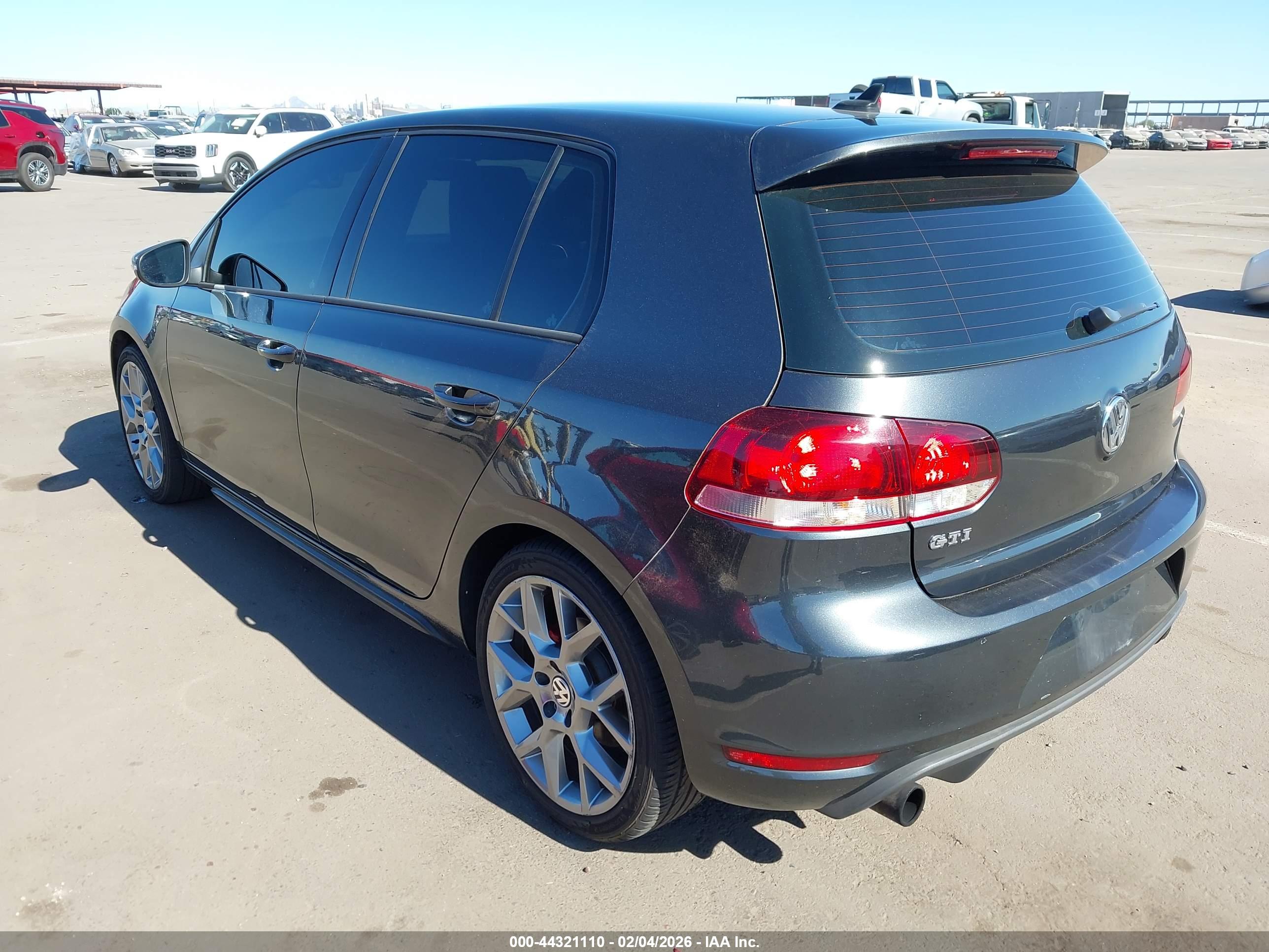 VOLKSWAGEN GTI image 3