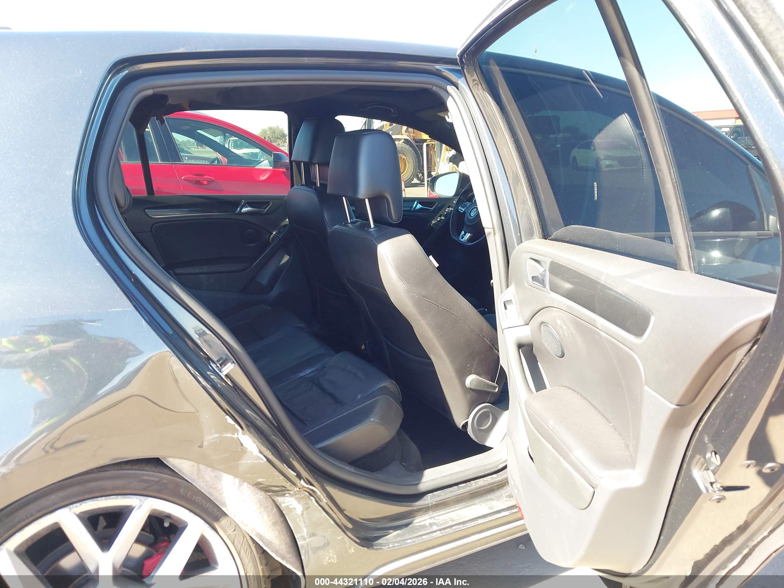 VOLKSWAGEN GTI image 8