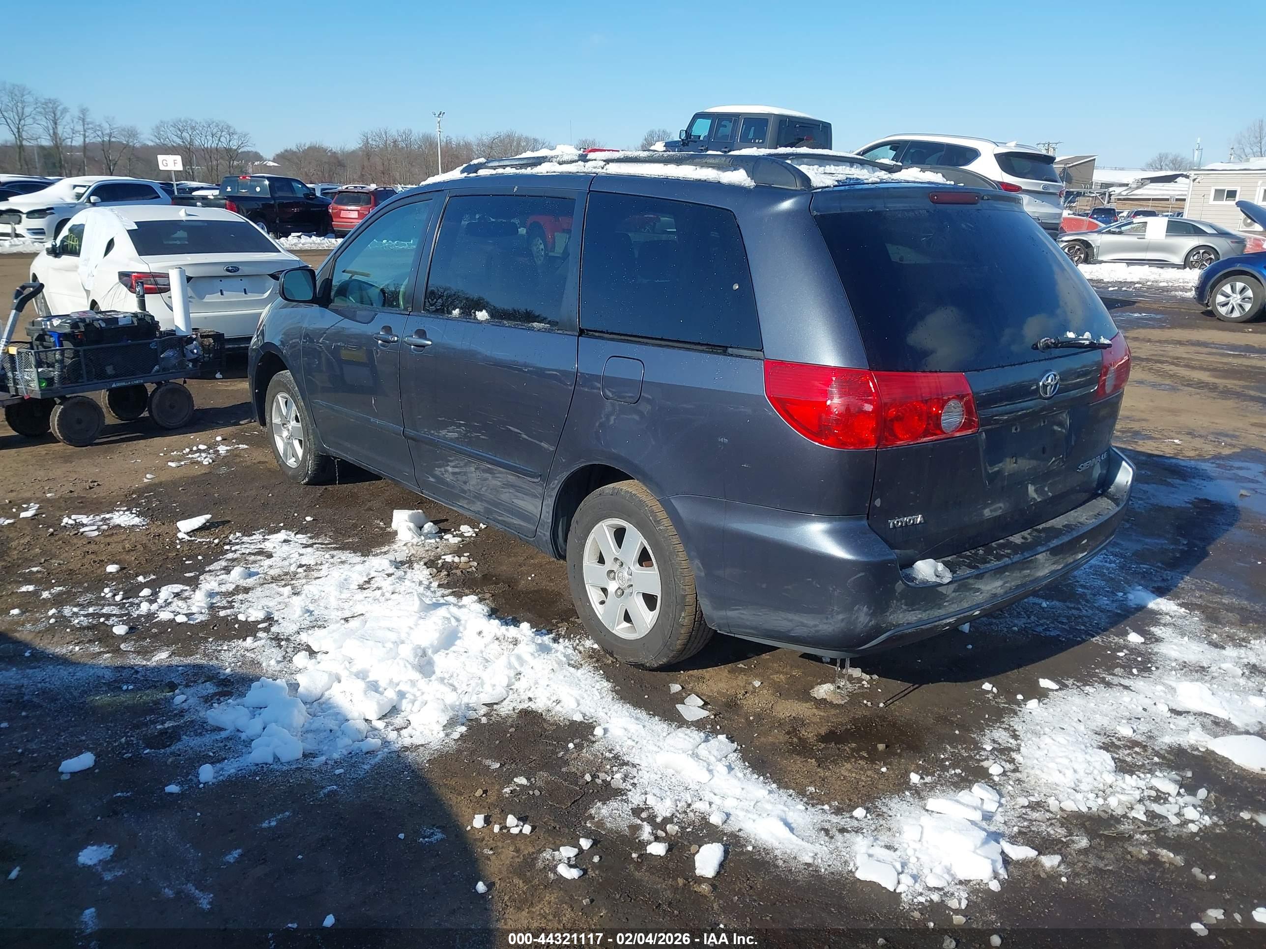 TOYOTA SIENNA image 3