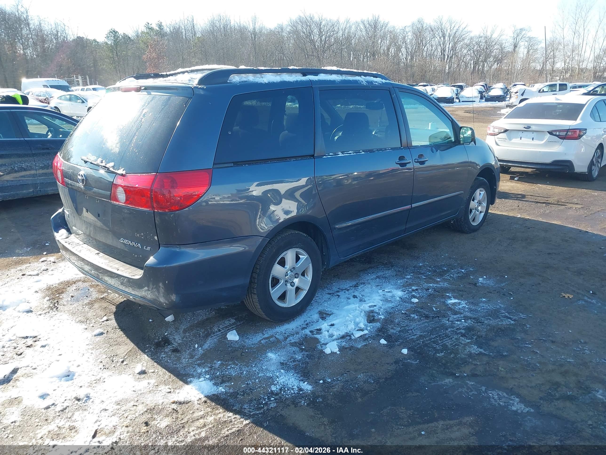TOYOTA SIENNA image 4