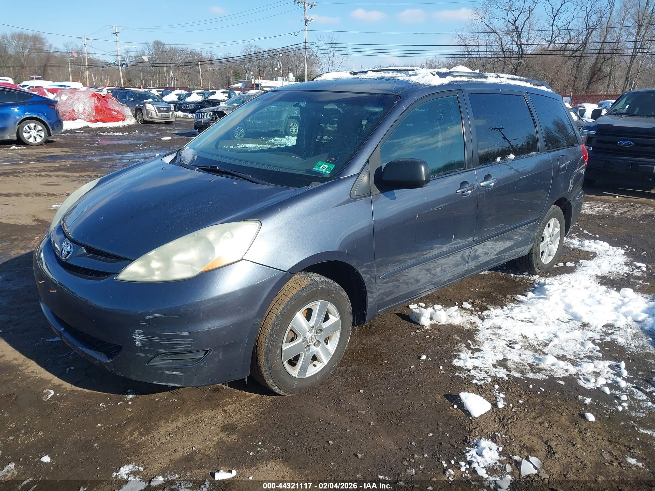 TOYOTA SIENNA image 6