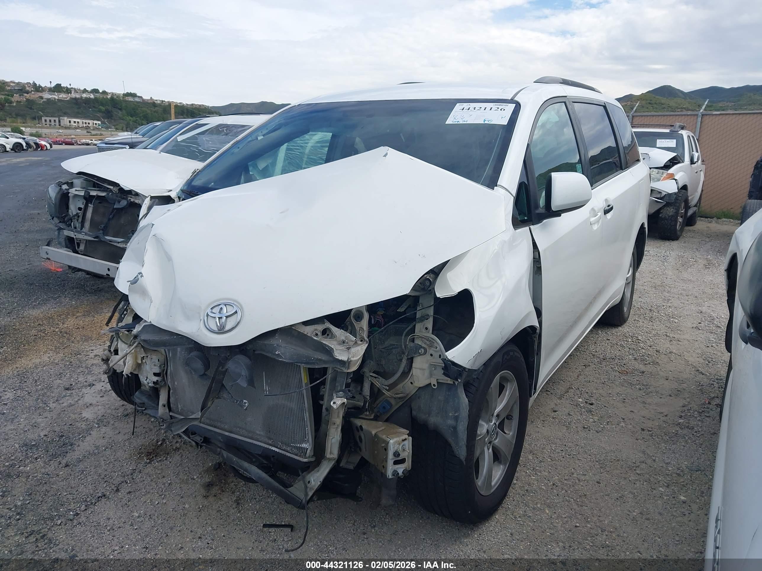 TOYOTA SIENNA image 2