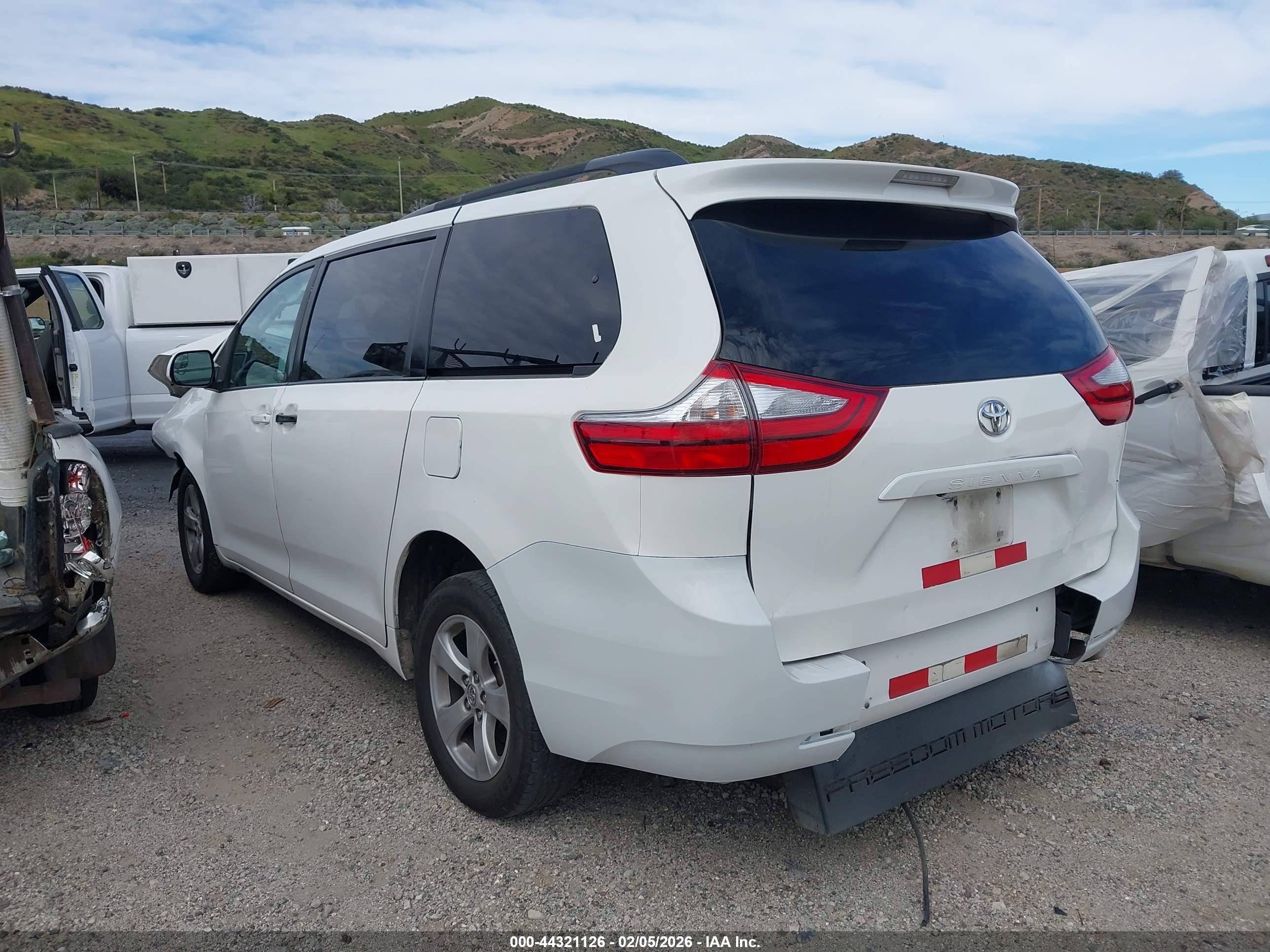 TOYOTA SIENNA image 3