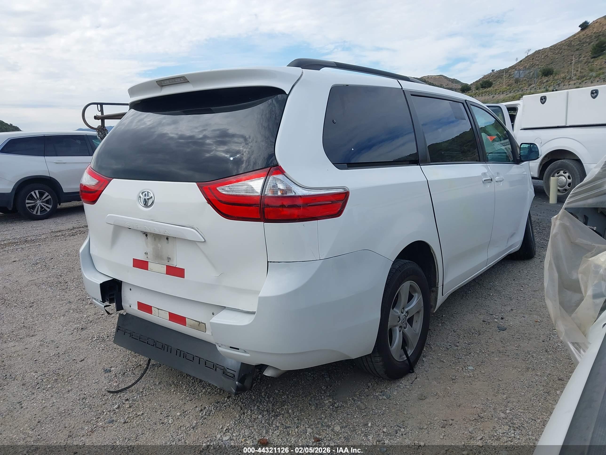TOYOTA SIENNA image 4