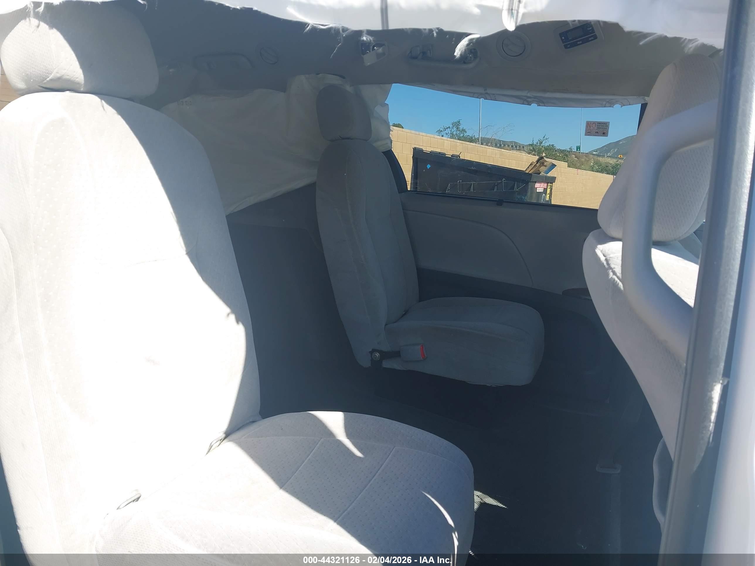 TOYOTA SIENNA image 8