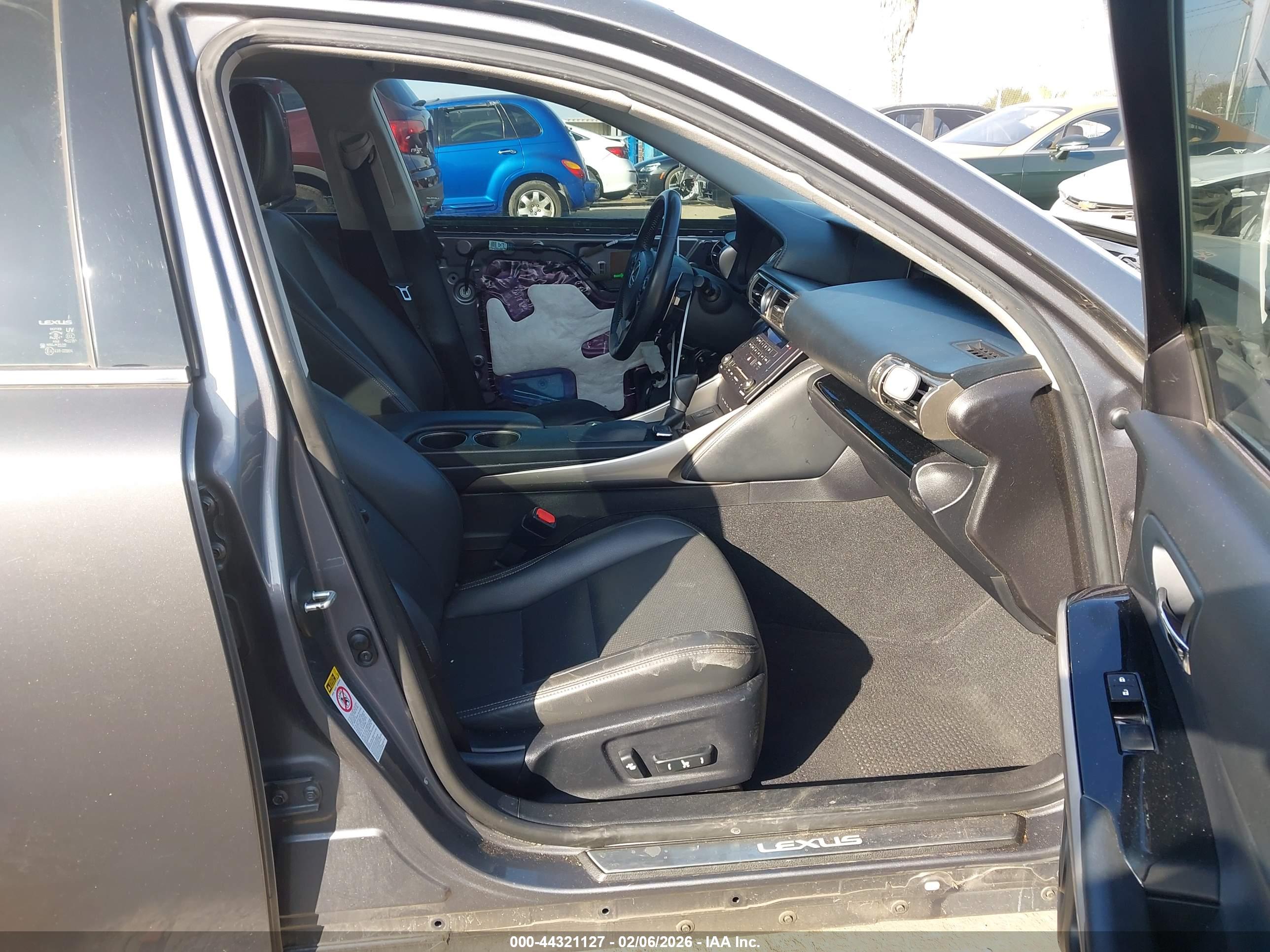 LEXUS IS image 5