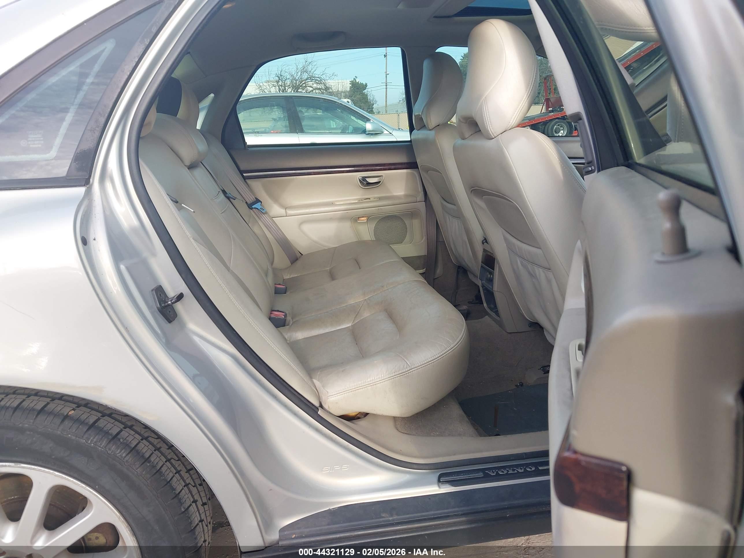 VOLVO S80 image 8