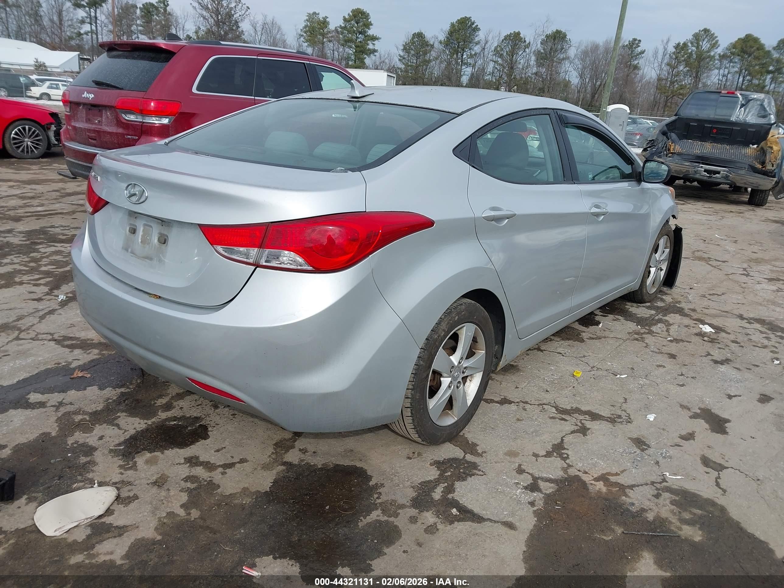 HYUNDAI ELANTRA image 4