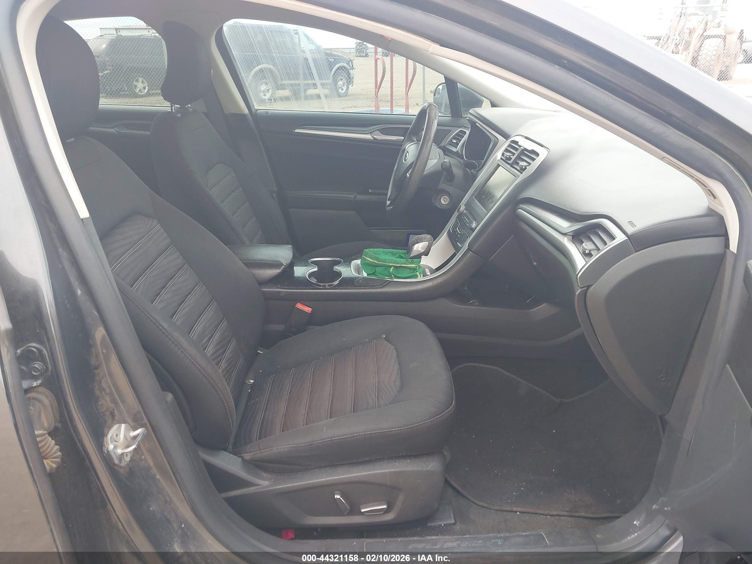 FORD FUSION image 5