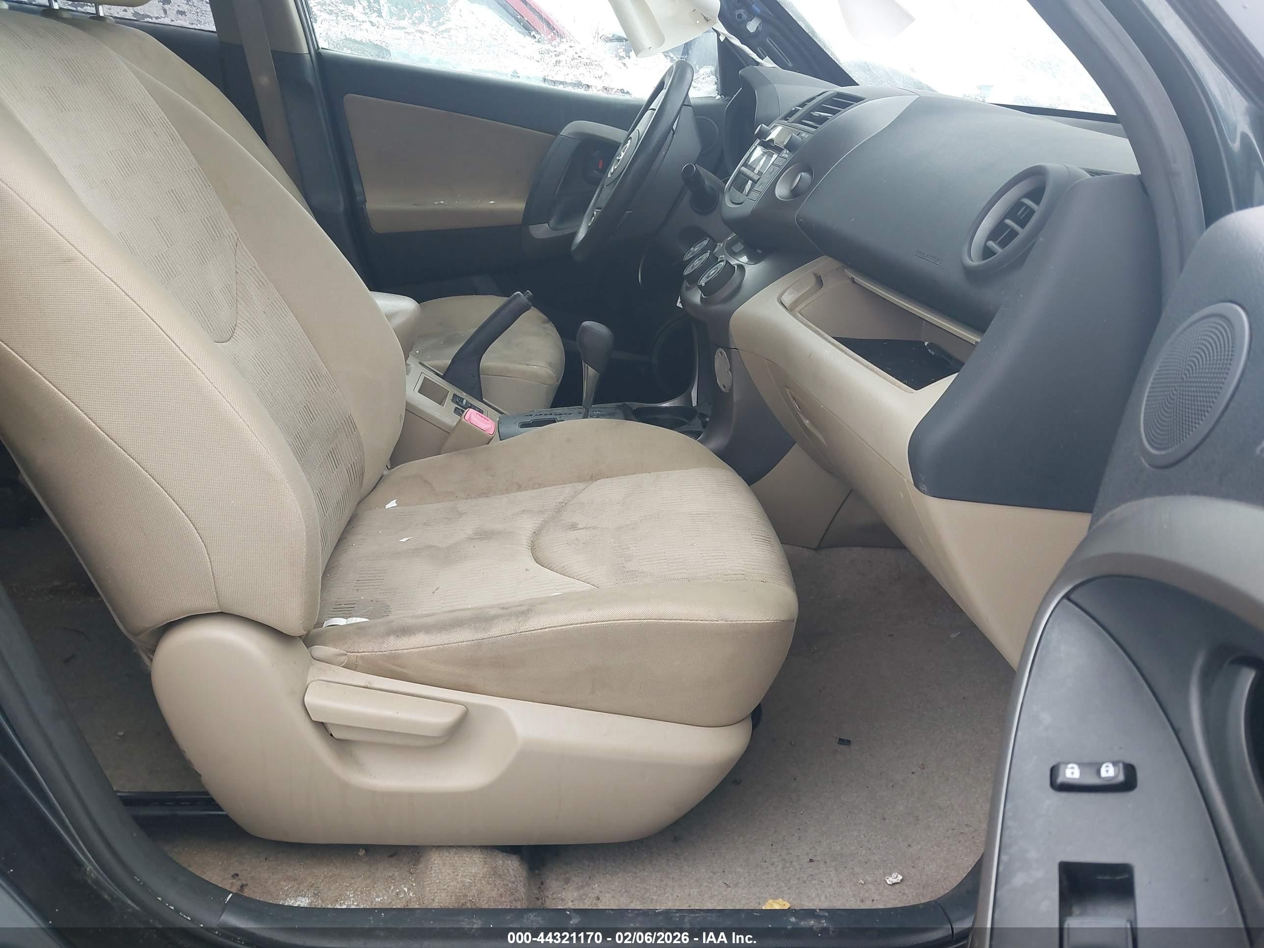 TOYOTA RAV4 image 5