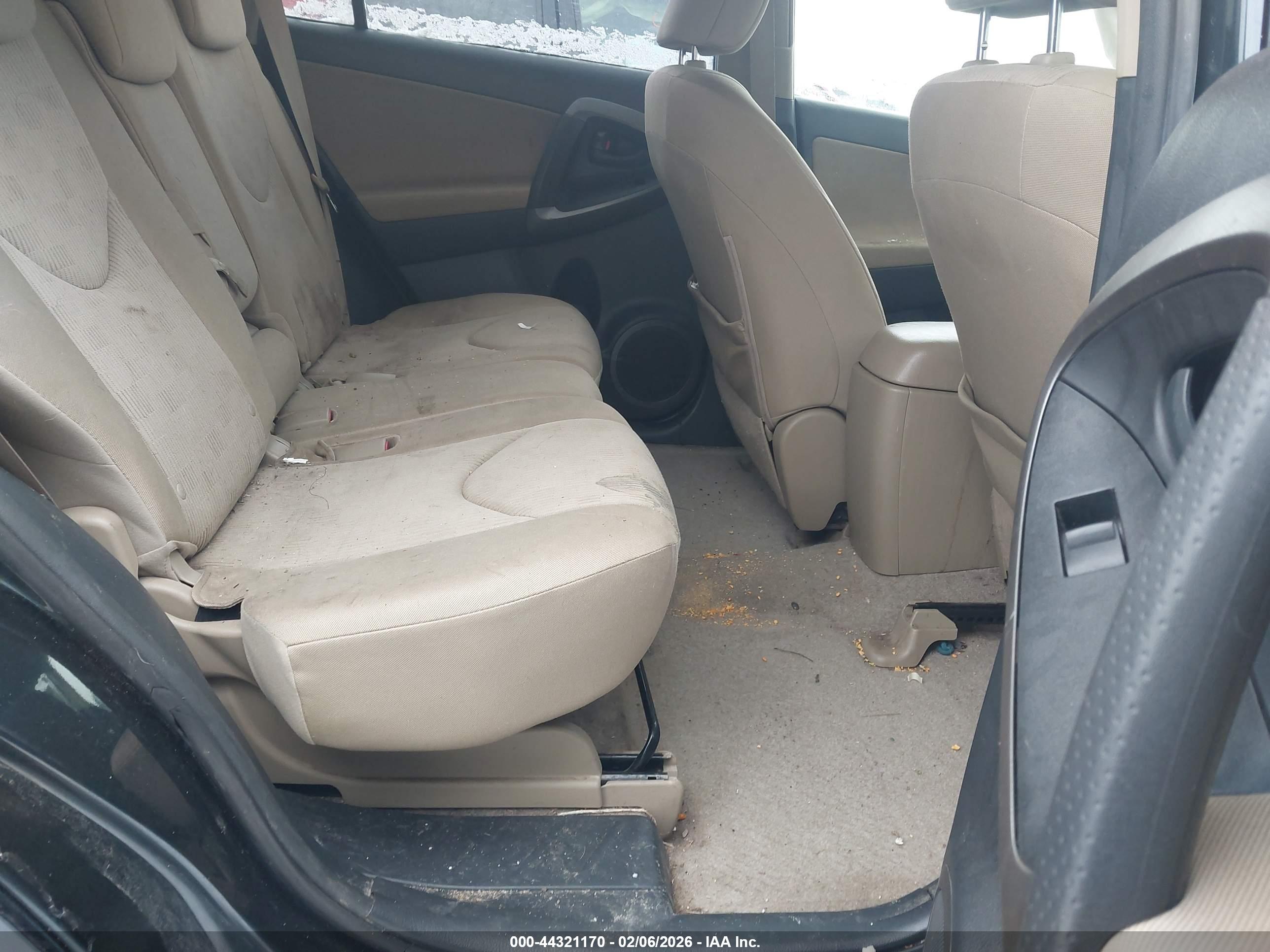 TOYOTA RAV4 image 8