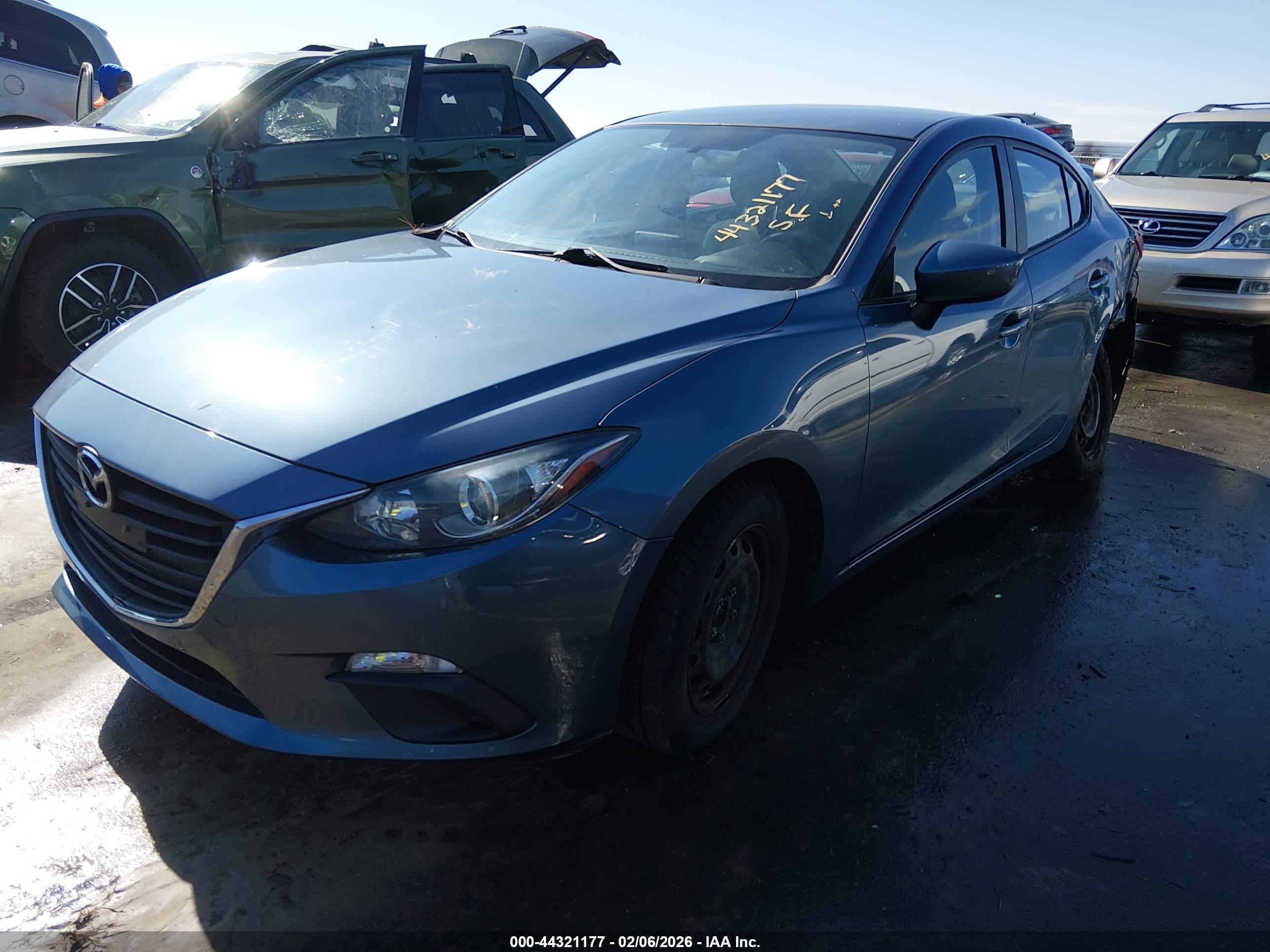 MAZDA MAZDA3 image 2