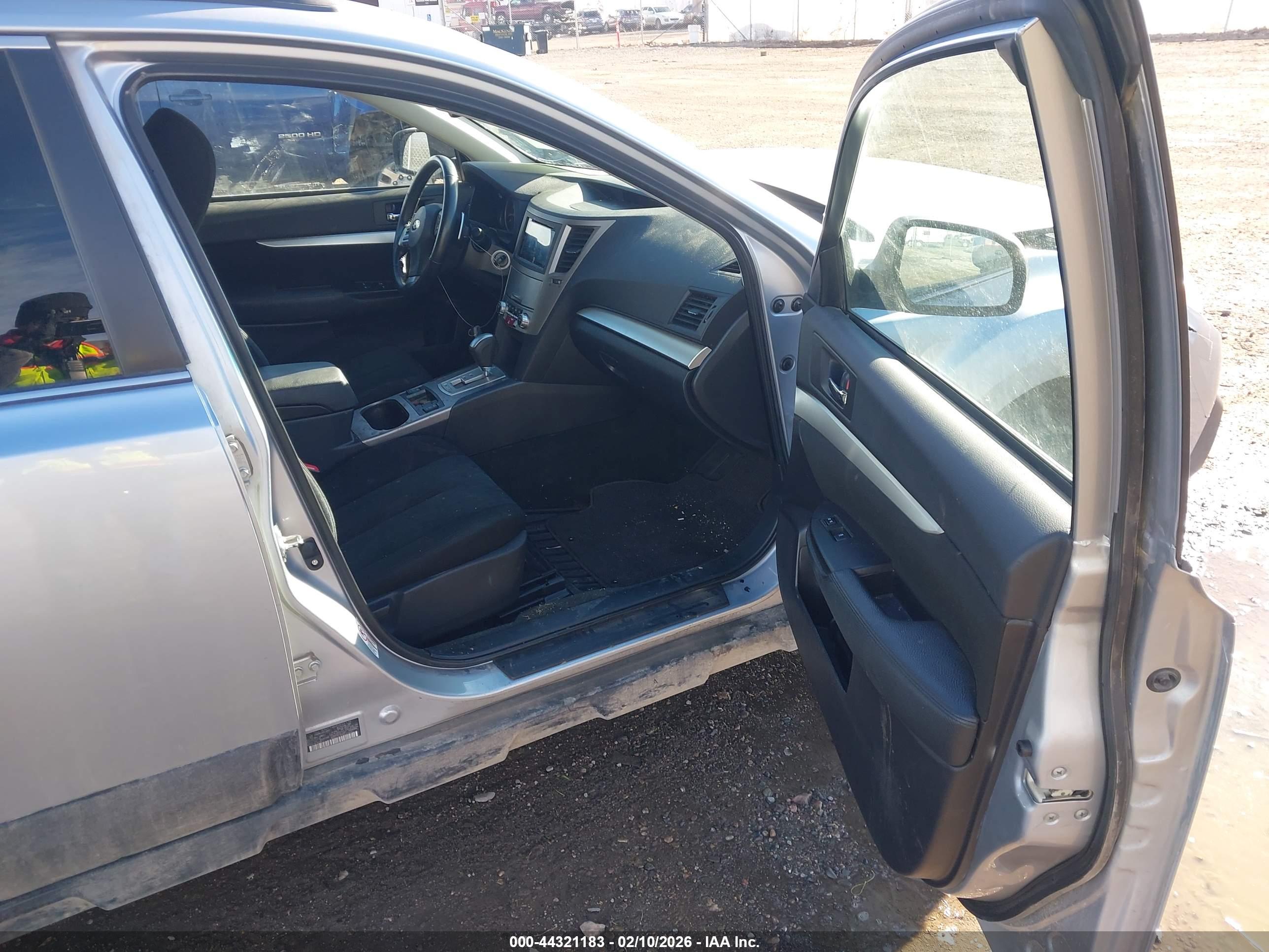 SUBARU OUTBACK image 5