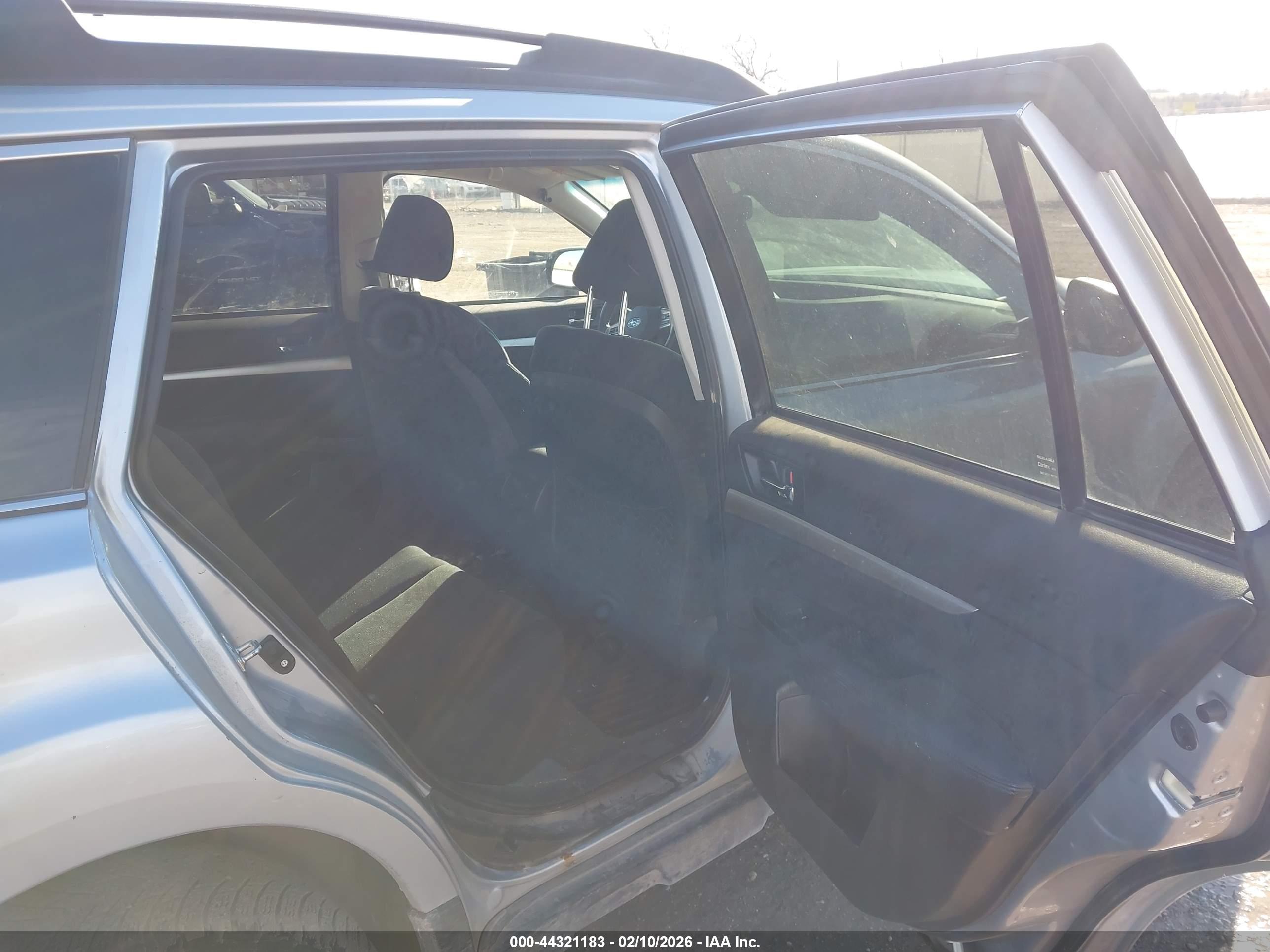 SUBARU OUTBACK image 8