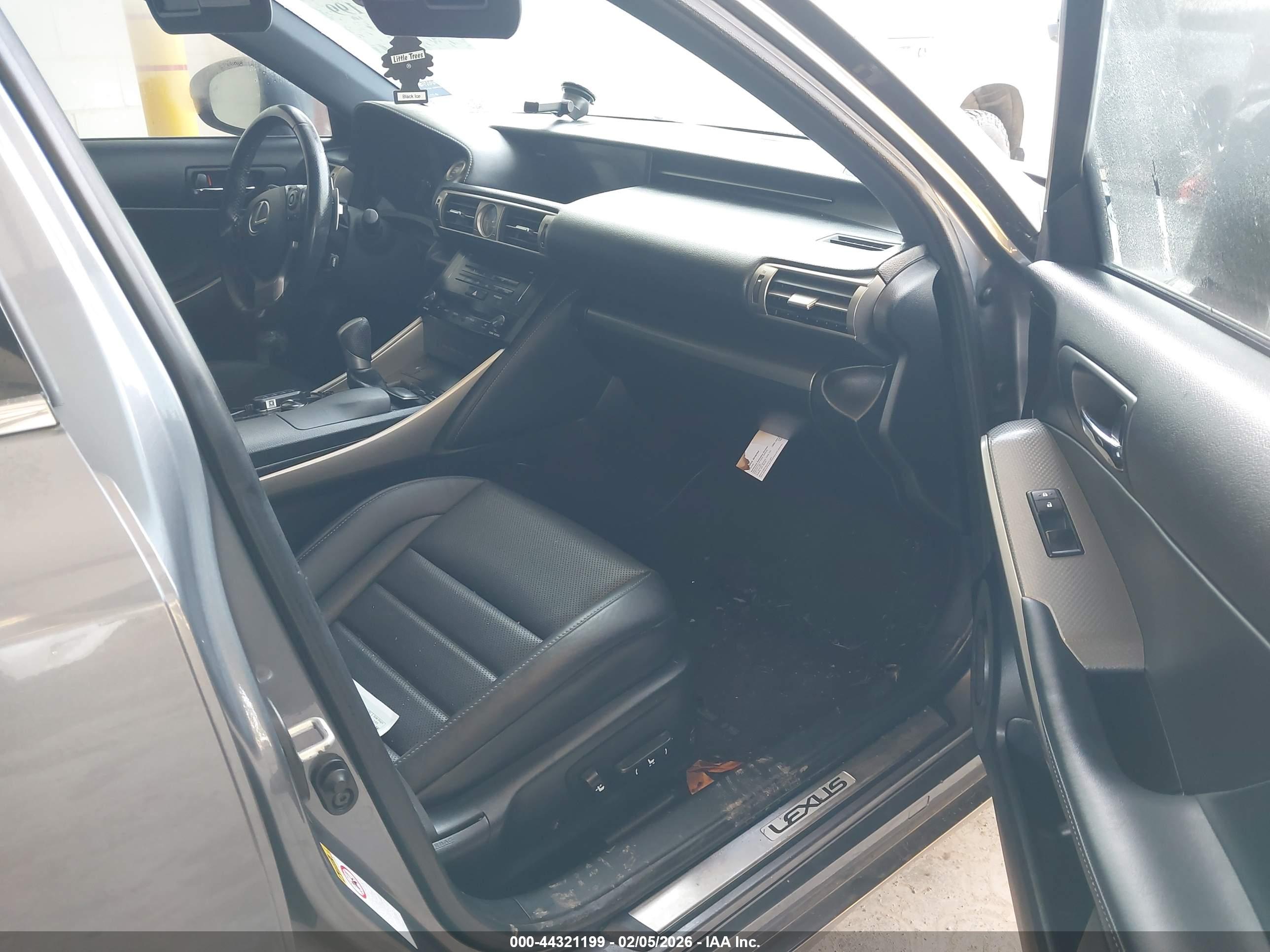 LEXUS IS image 5