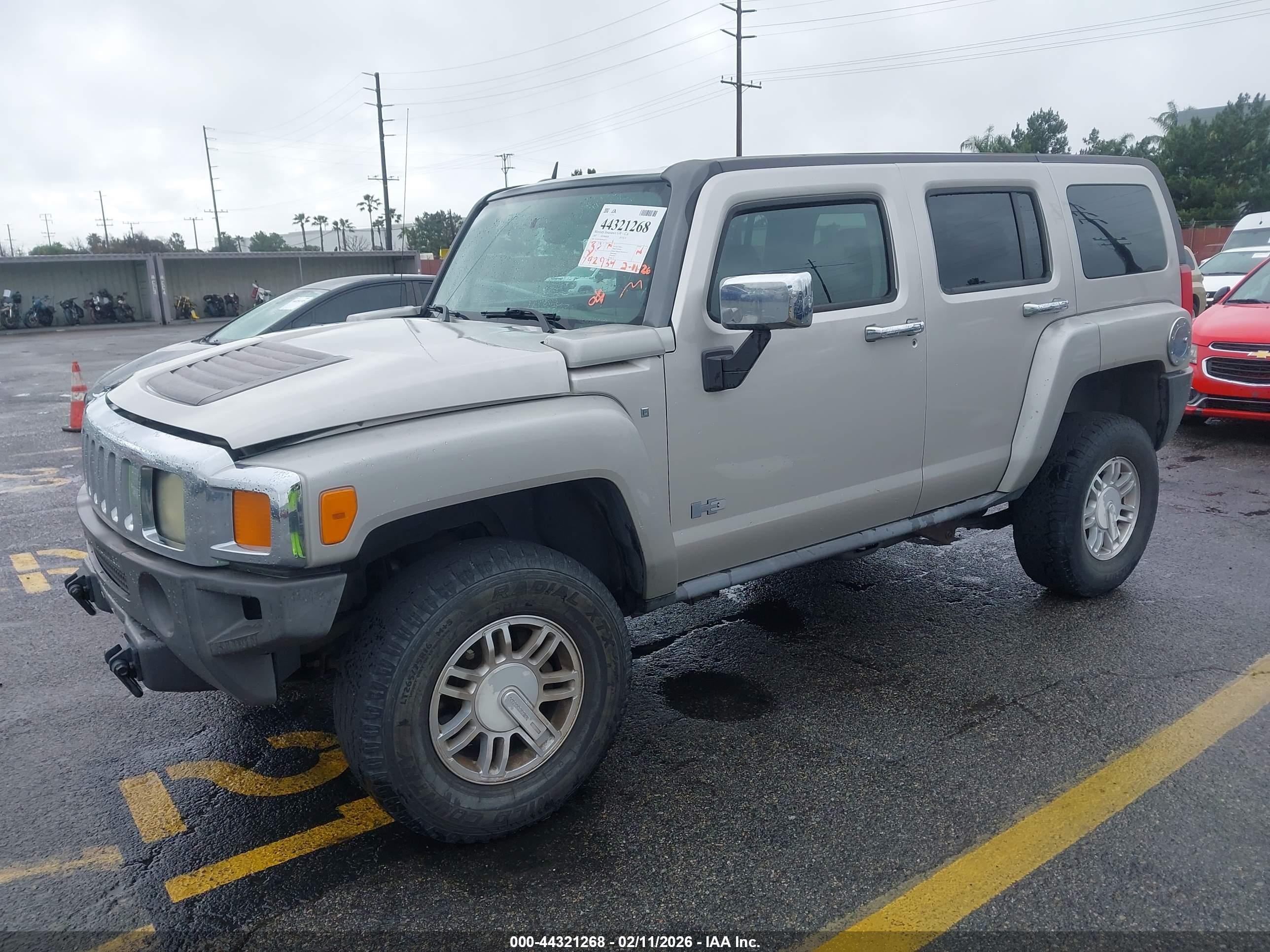 HUMMER H3 image 2
