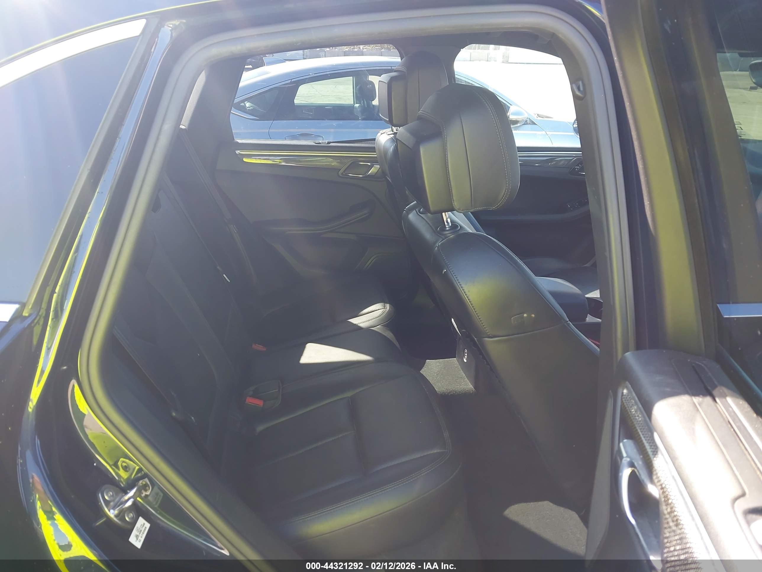 PORSCHE MACAN image 8