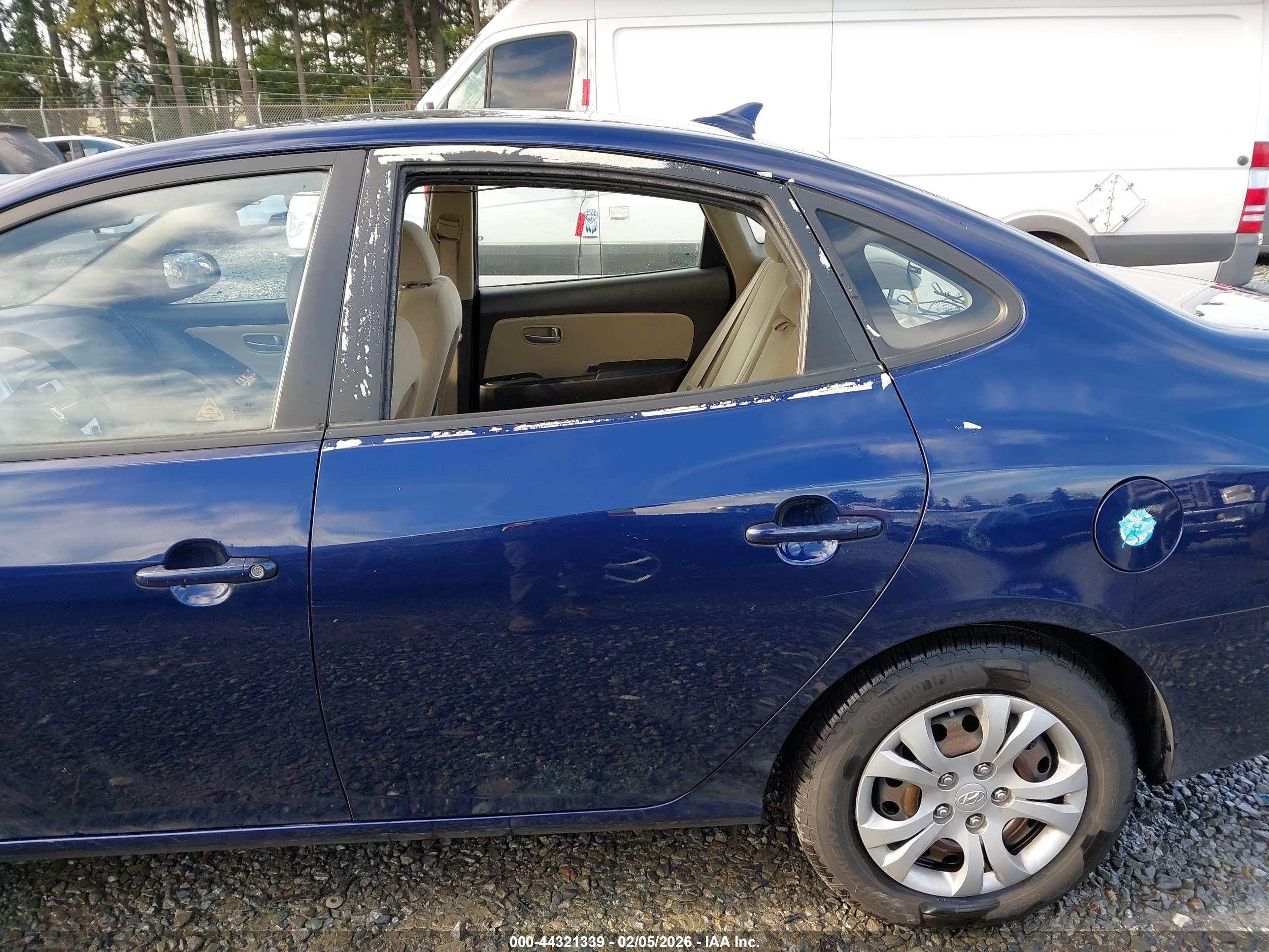 HYUNDAI ELANTRA image 6
