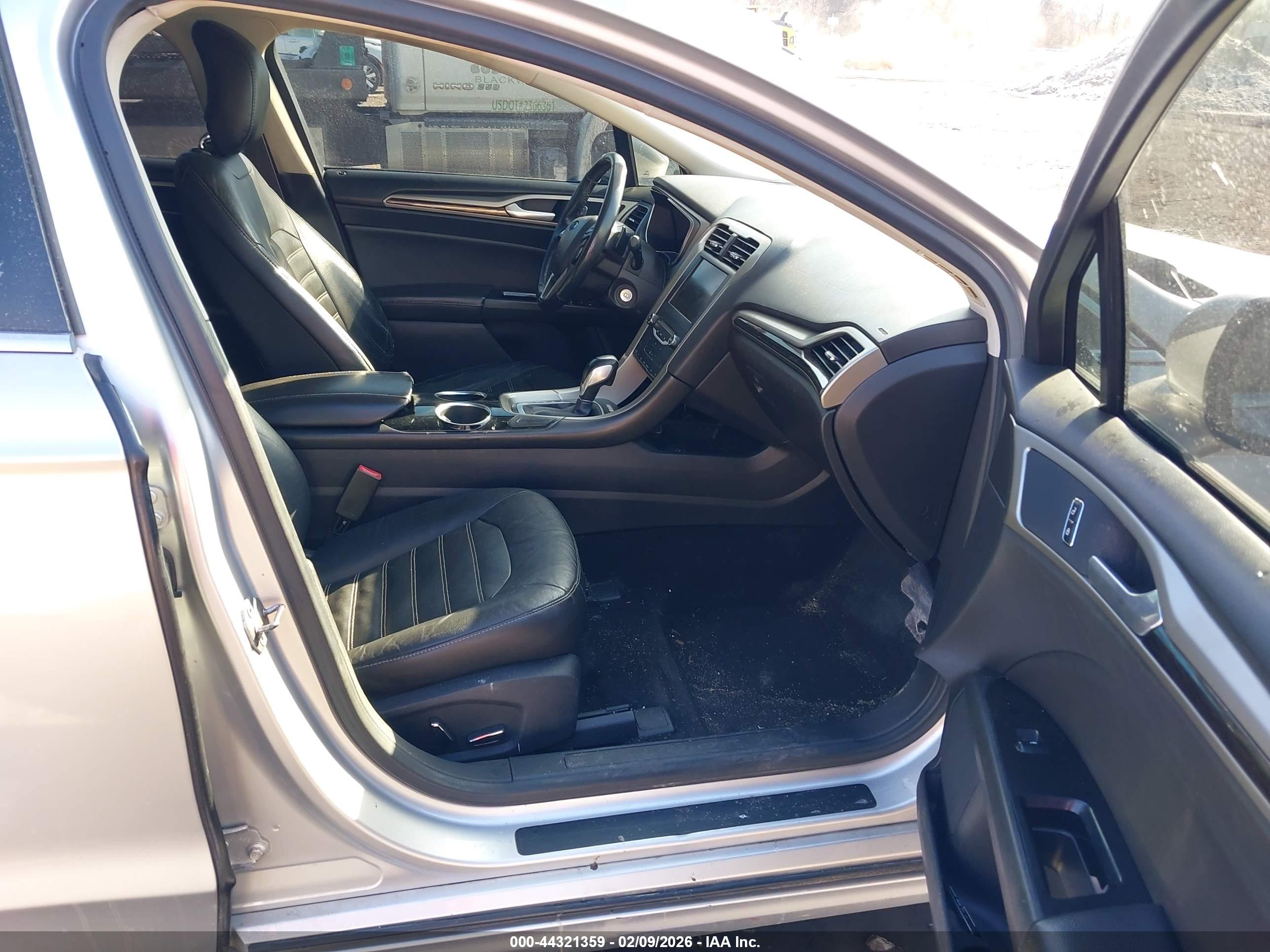 FORD FUSION image 5