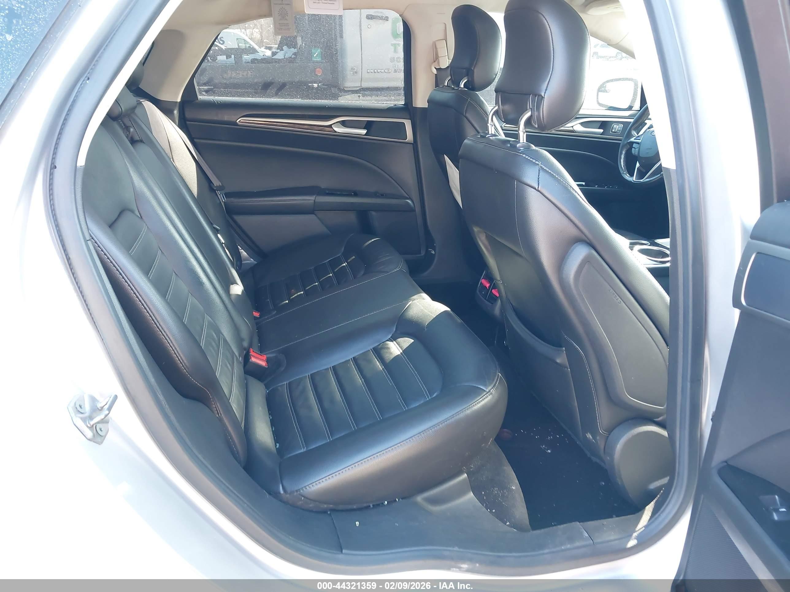 FORD FUSION image 8