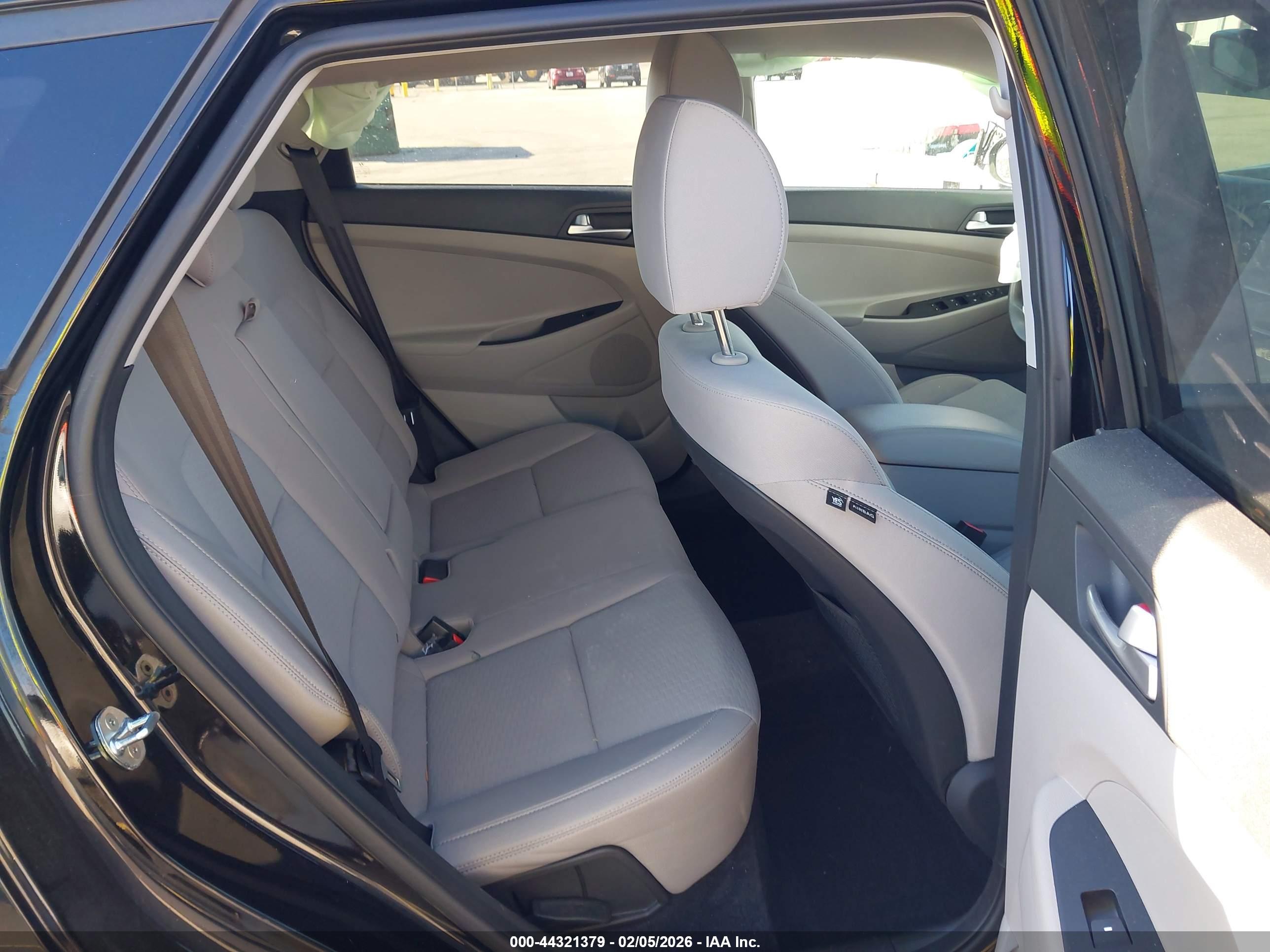 HYUNDAI TUCSON image 8