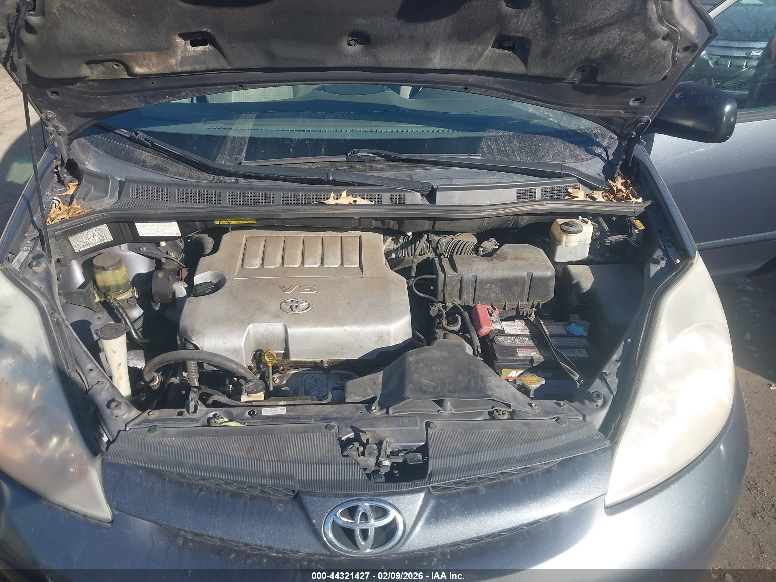 TOYOTA SIENNA image 10