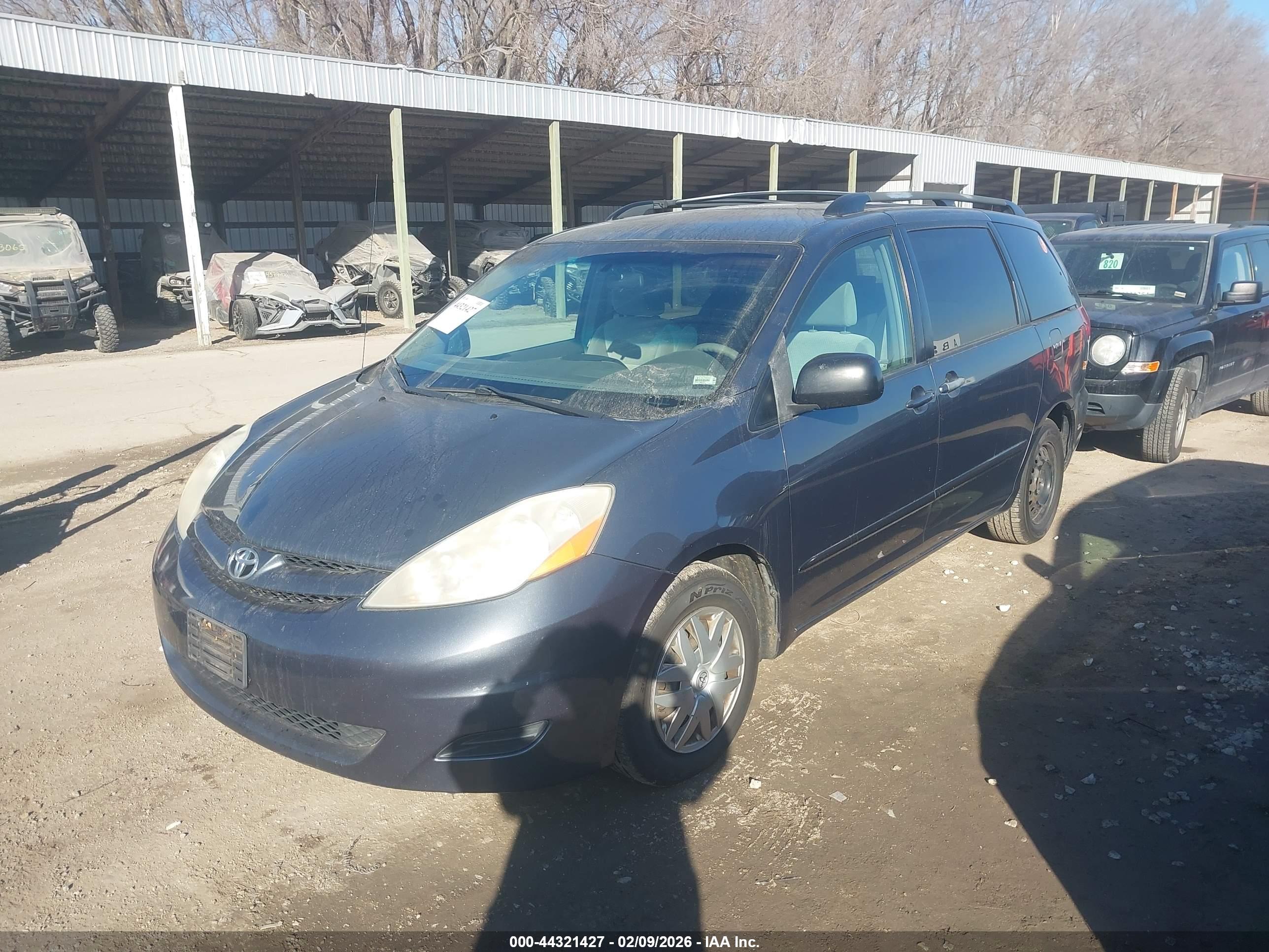 TOYOTA SIENNA image 2