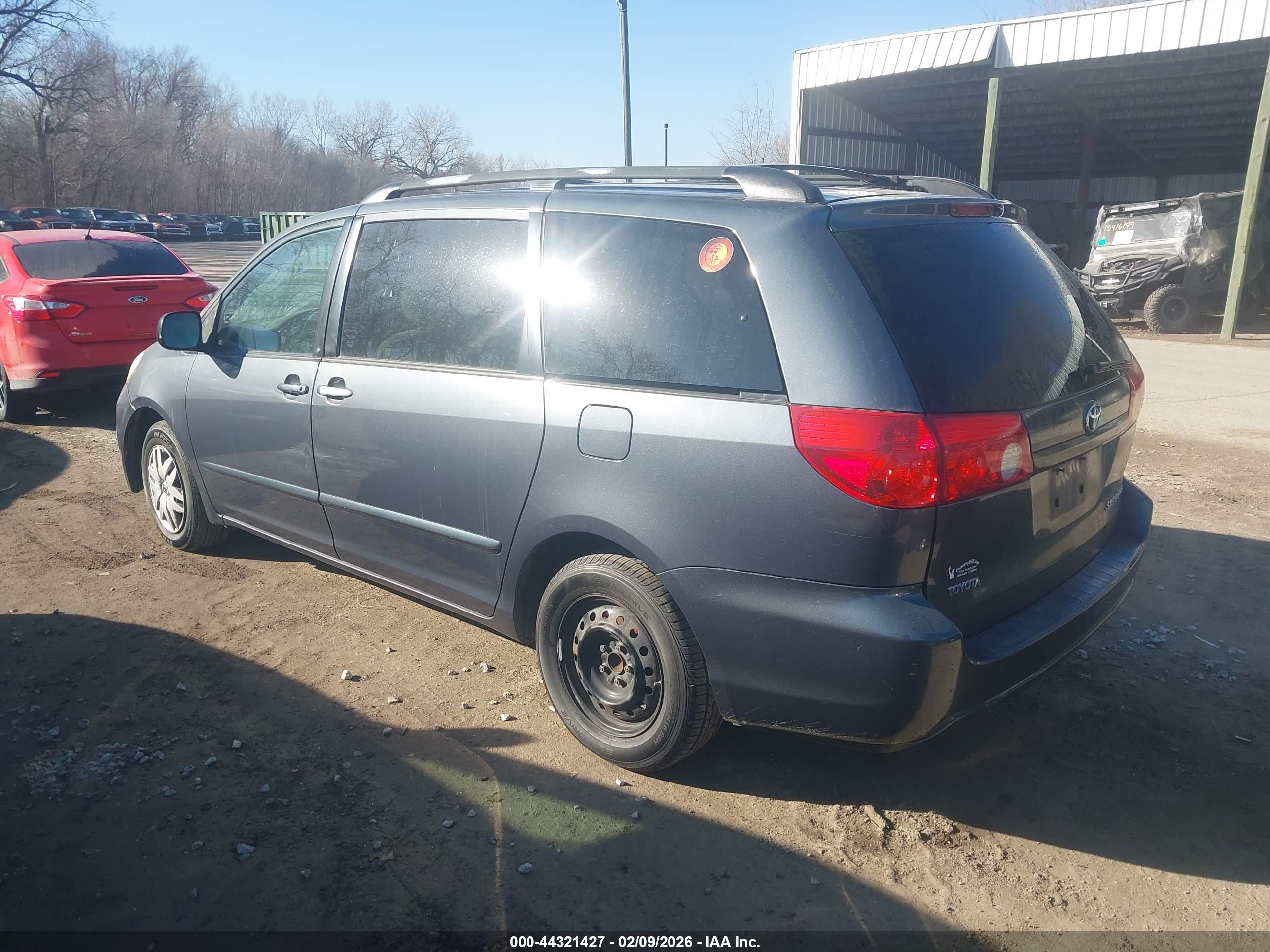 TOYOTA SIENNA image 3