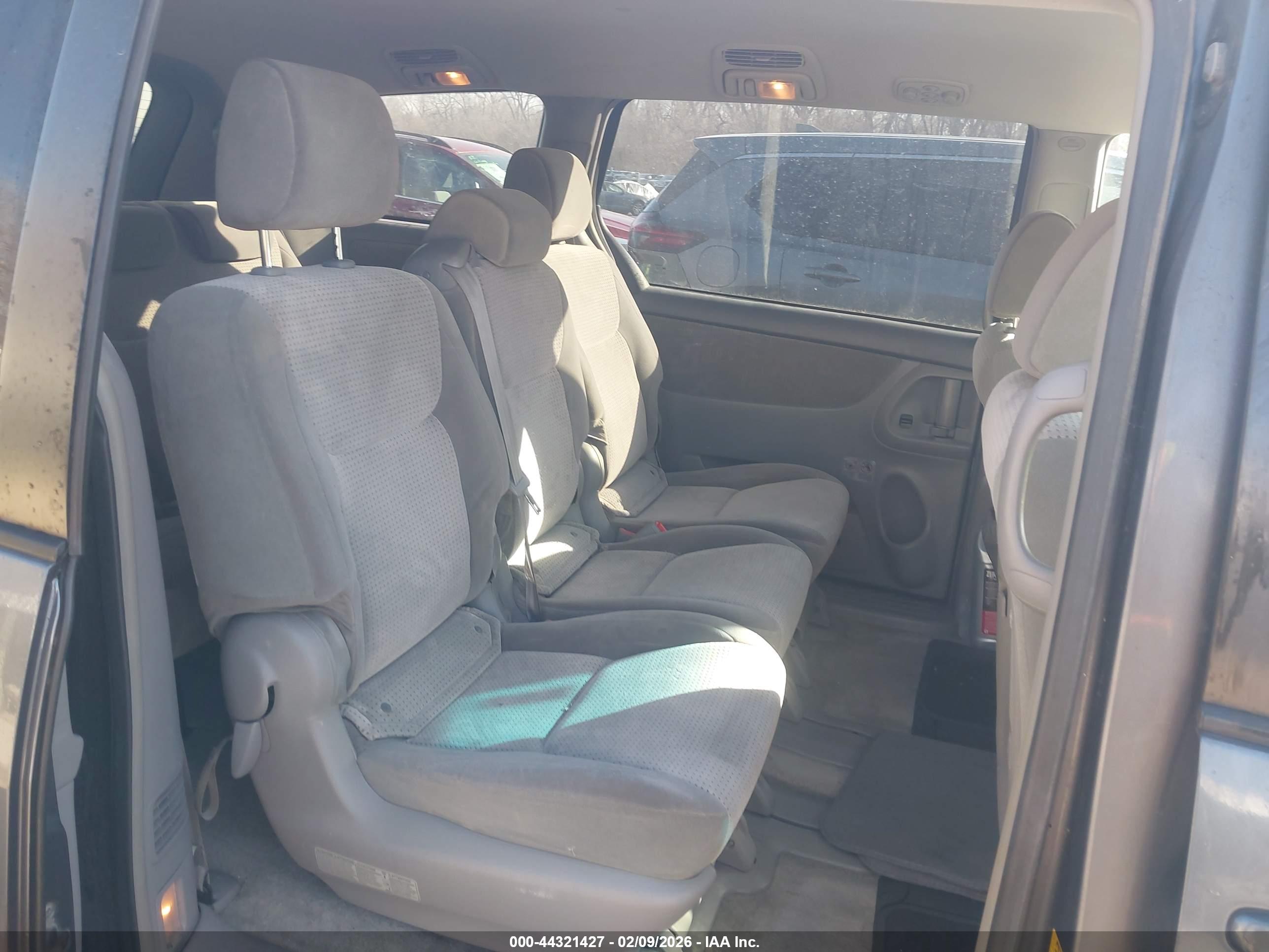 TOYOTA SIENNA image 8