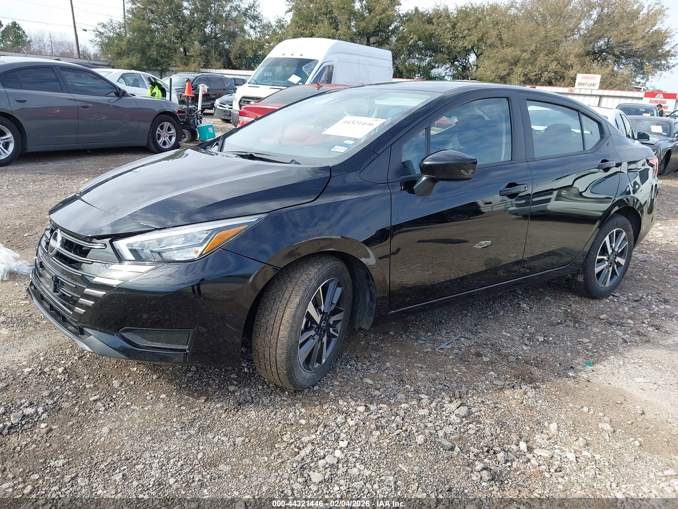 NISSAN VERSA image 2