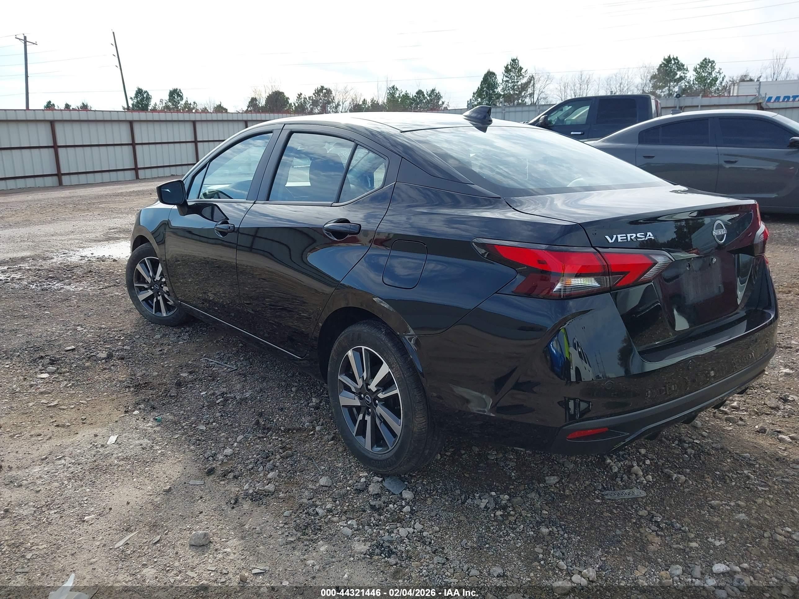 NISSAN VERSA image 3
