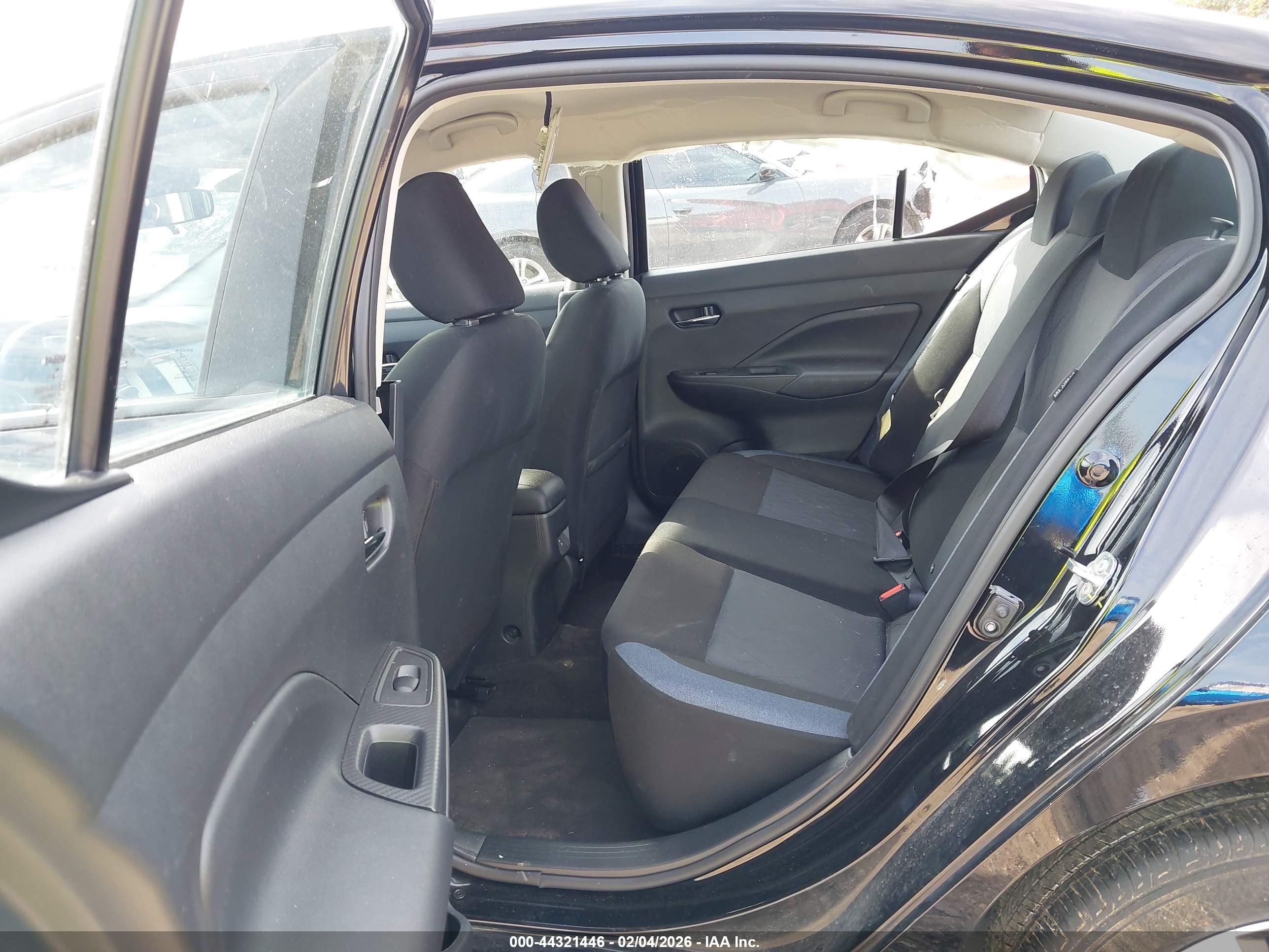 NISSAN VERSA image 8