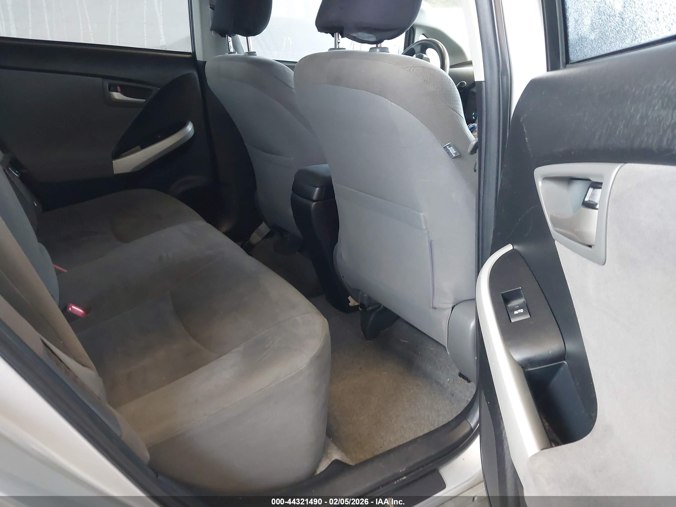 TOYOTA PRIUS image 8