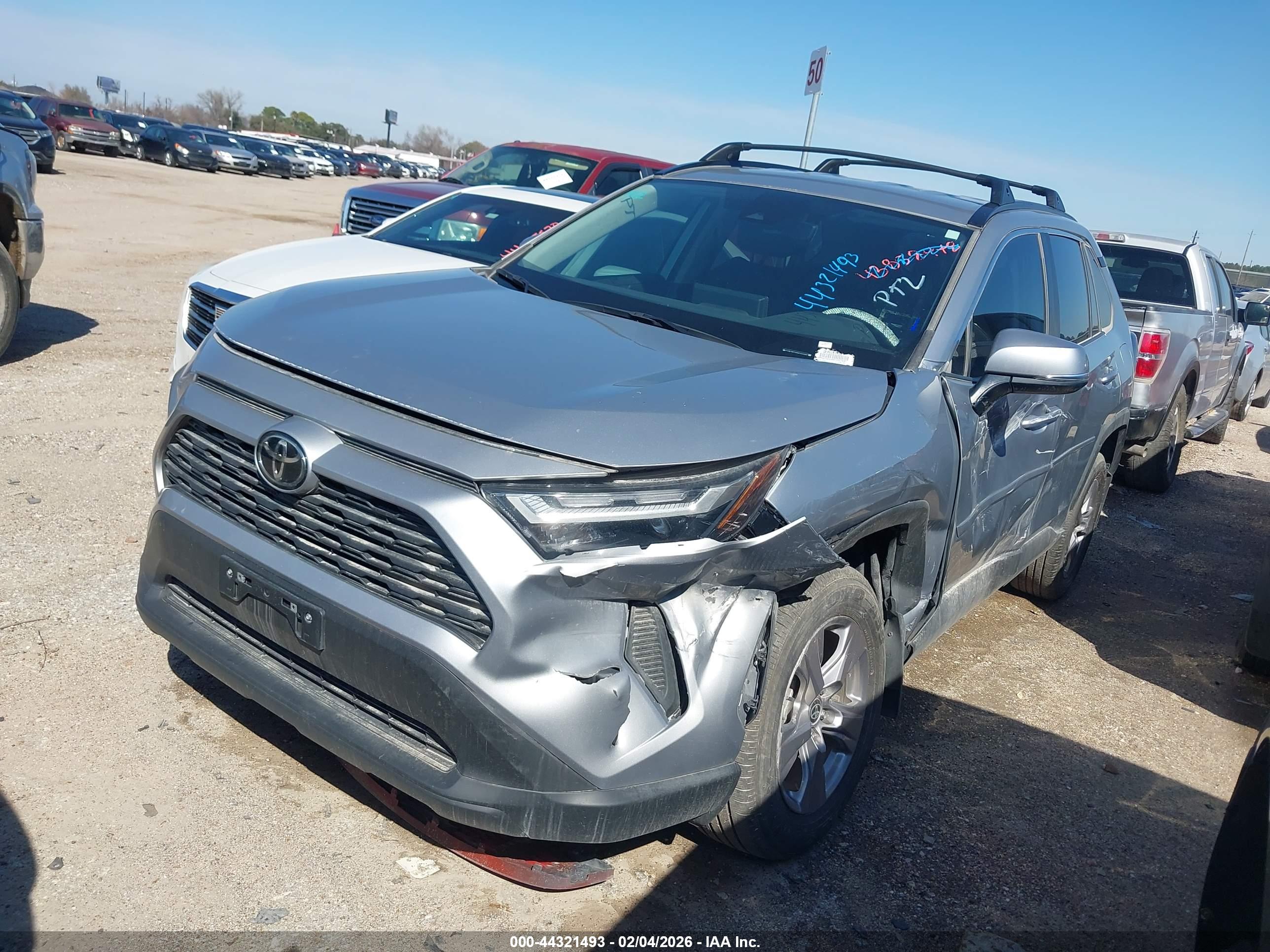 TOYOTA RAV4 image 2