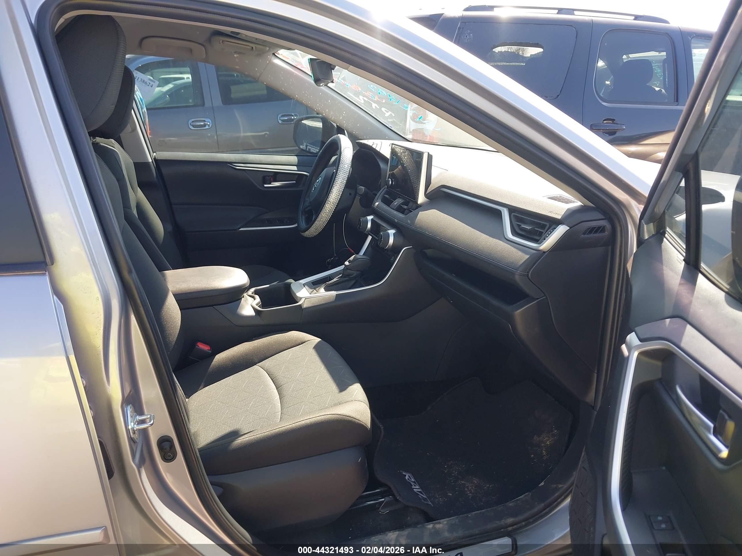 TOYOTA RAV4 image 5