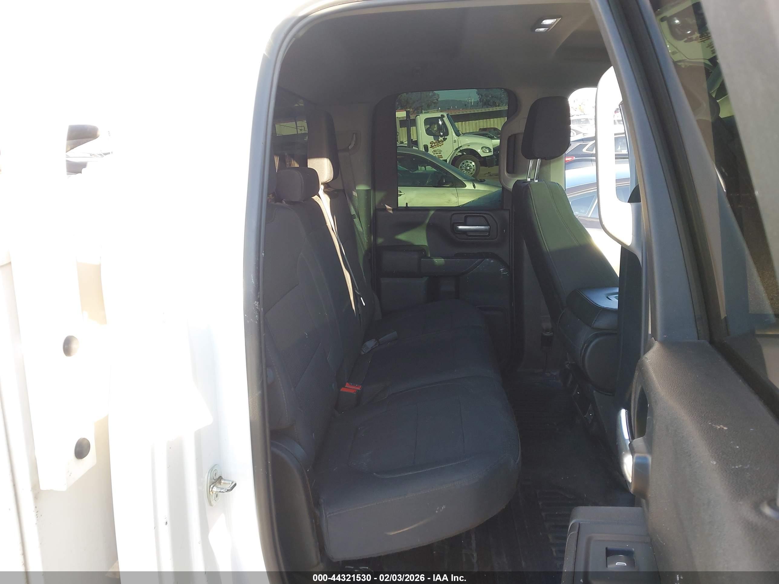 CHEVROLET SILVERADO image 8
