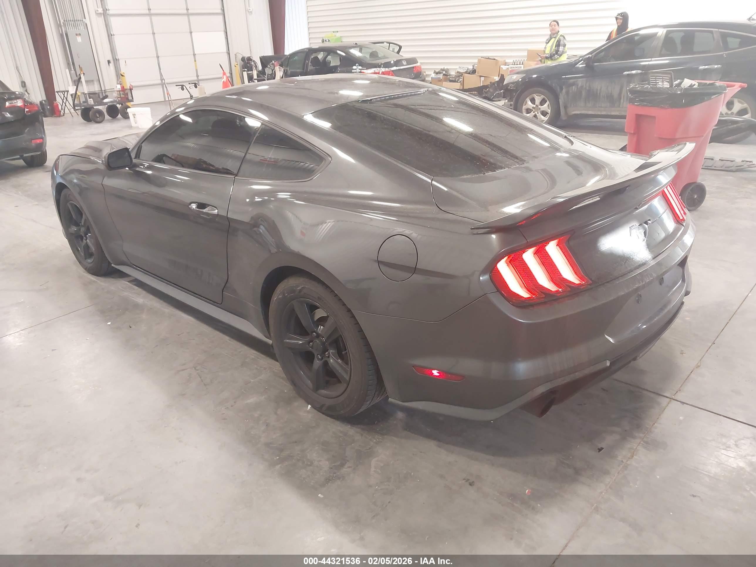 FORD MUSTANG image 3
