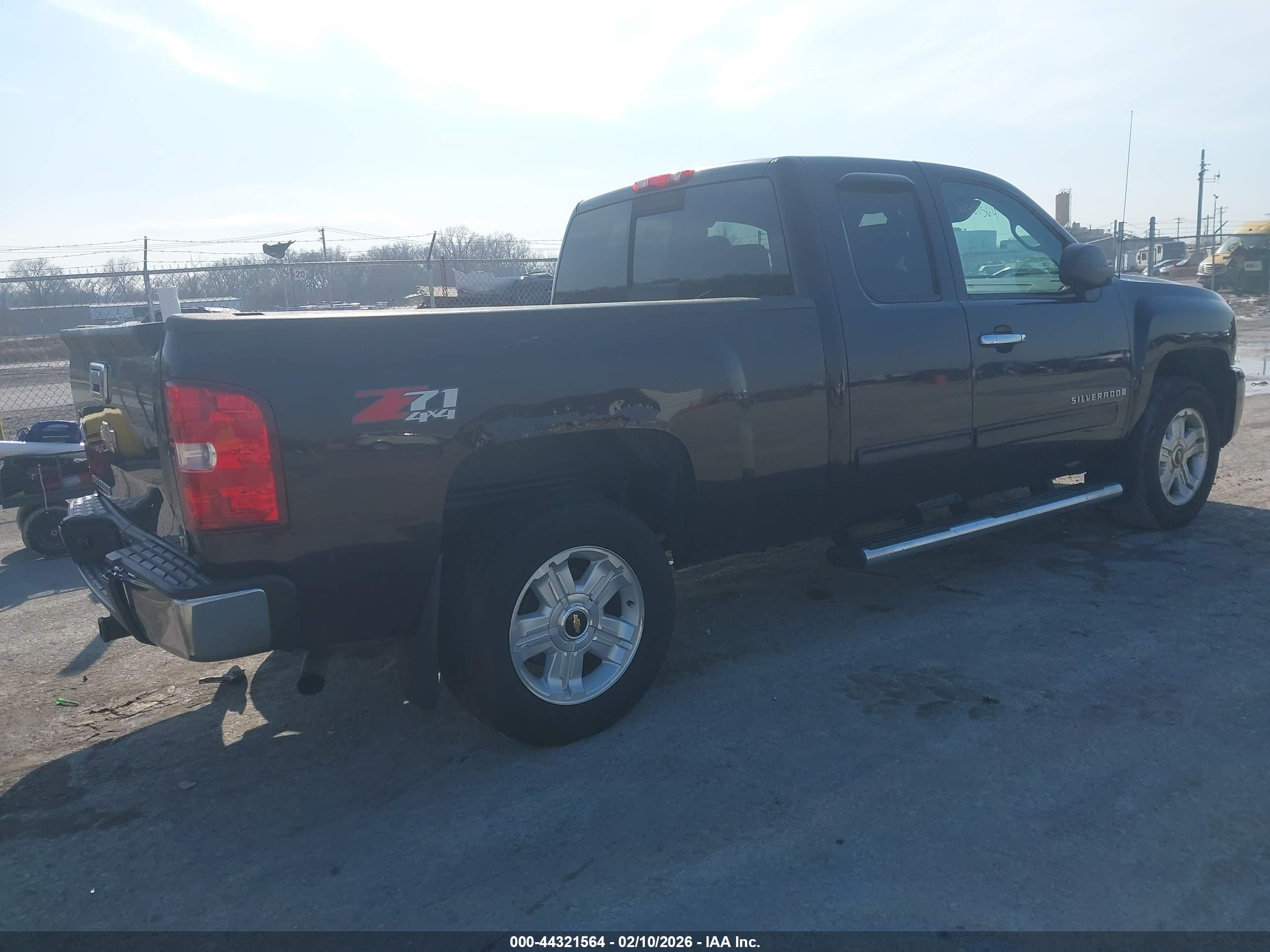 CHEVROLET SILVERADO image 4