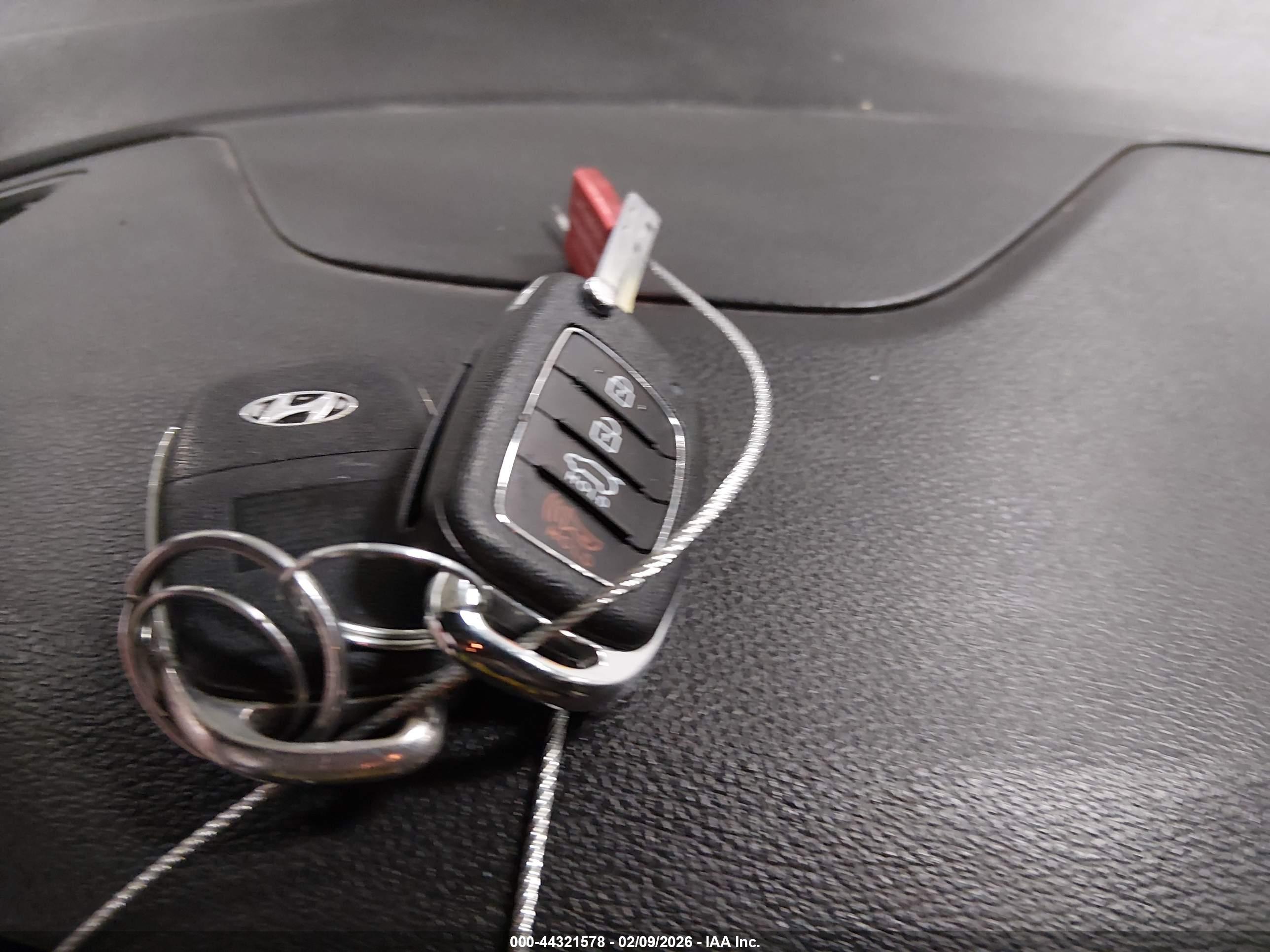 HYUNDAI TUCSON image 11