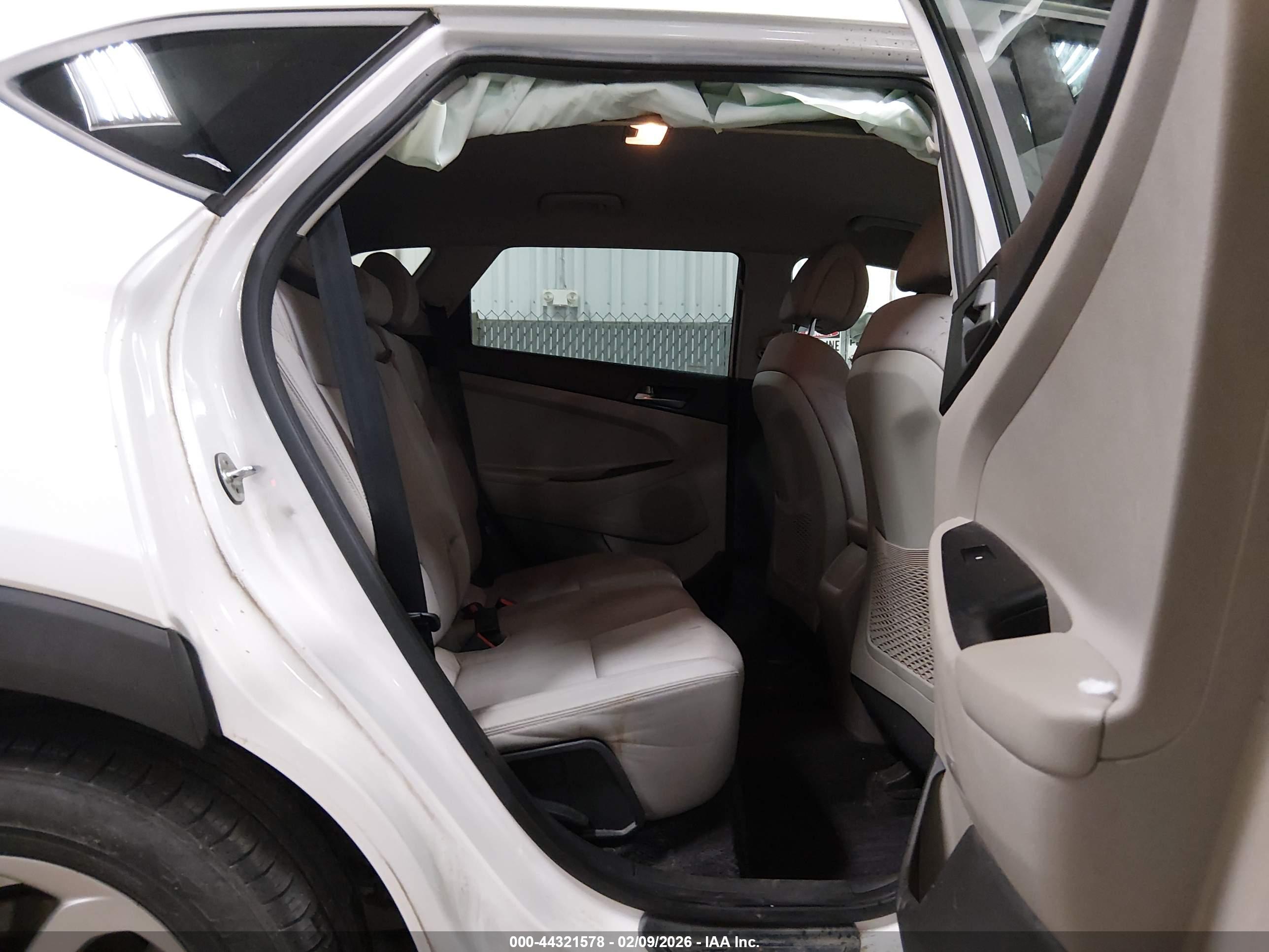 HYUNDAI TUCSON image 8
