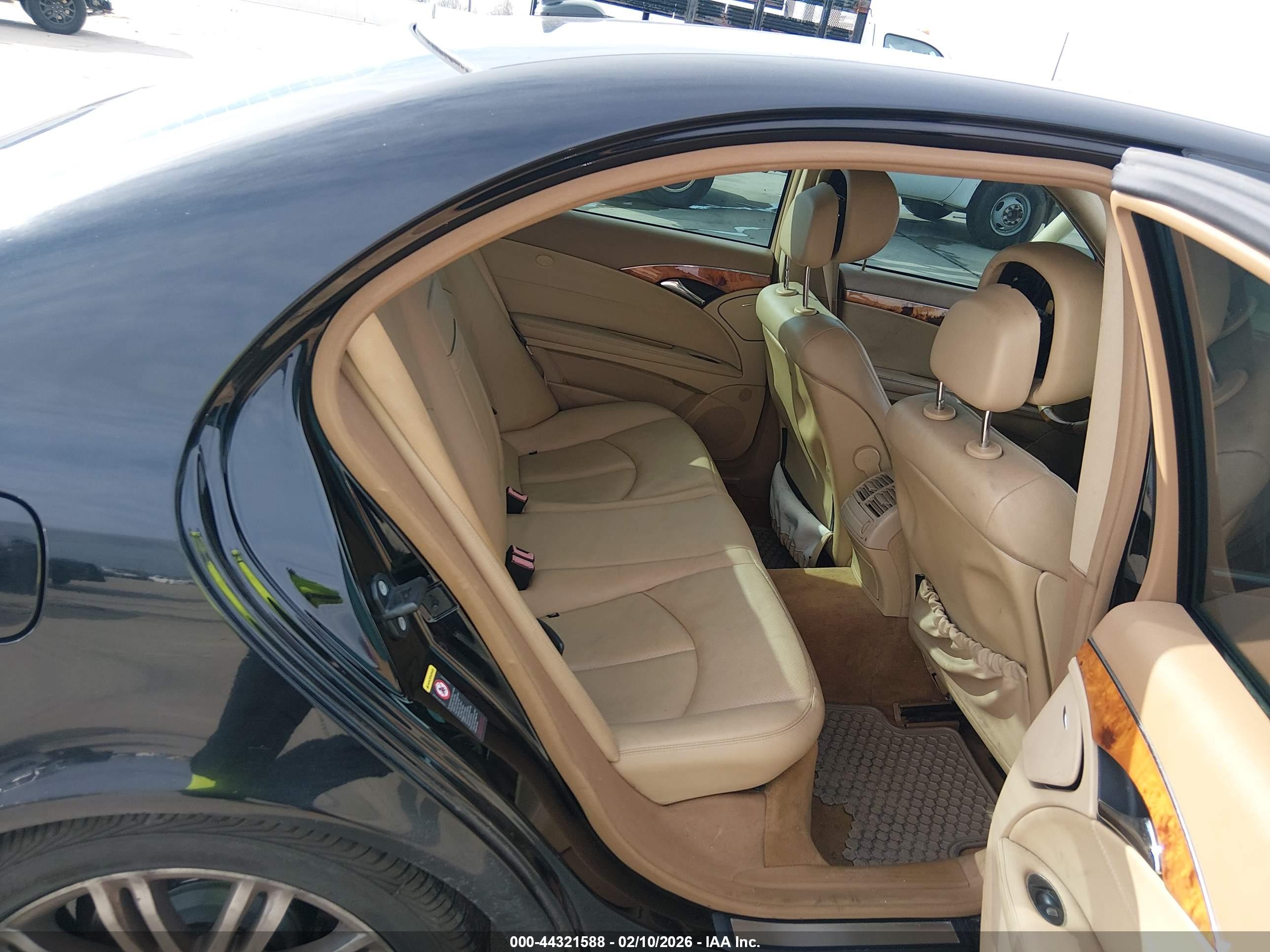 MERCEDES-BENZ E image 8